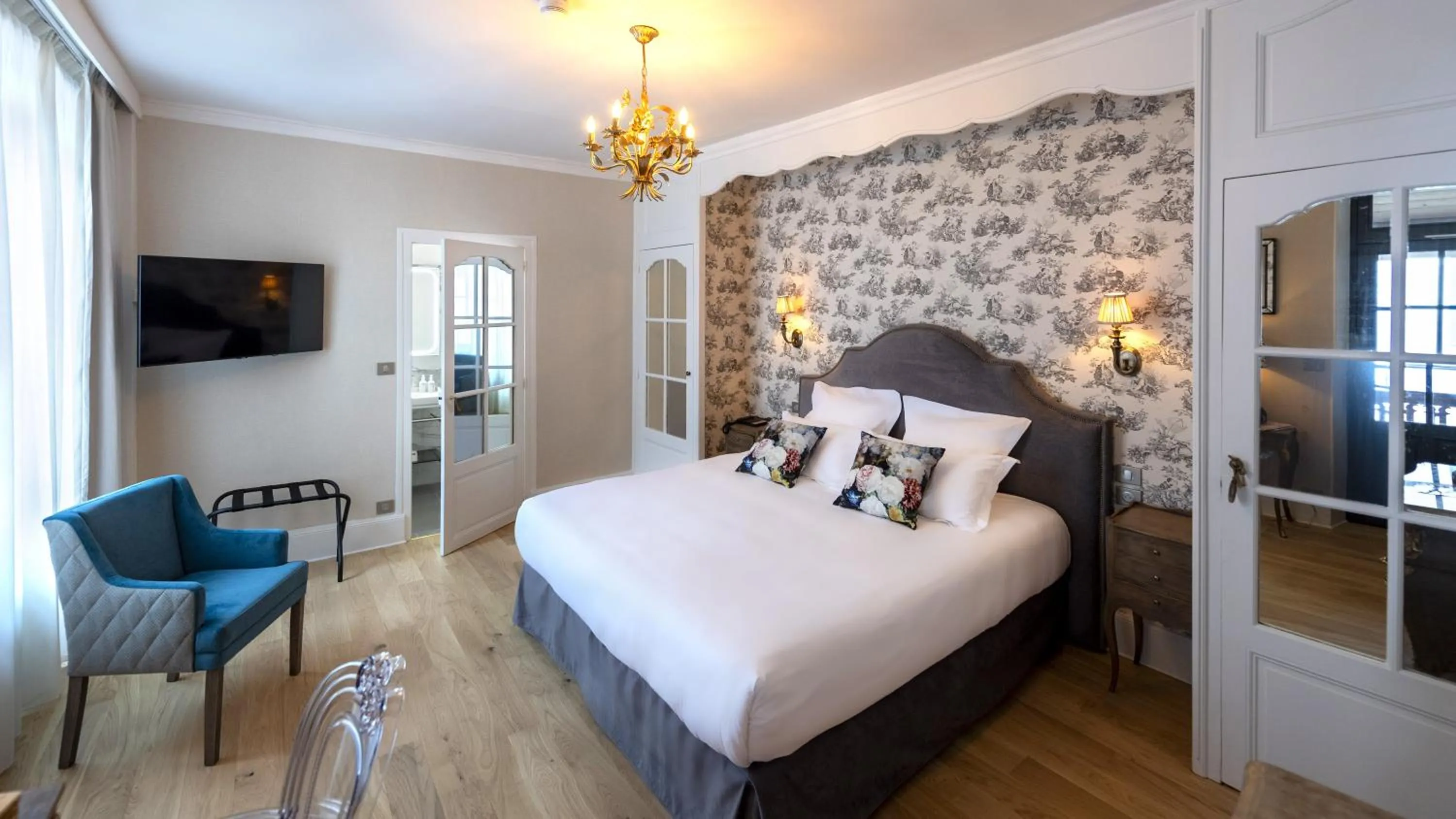 TV and multimedia, Bed in Hôtel de la Poste à Avallon, Bourgogne