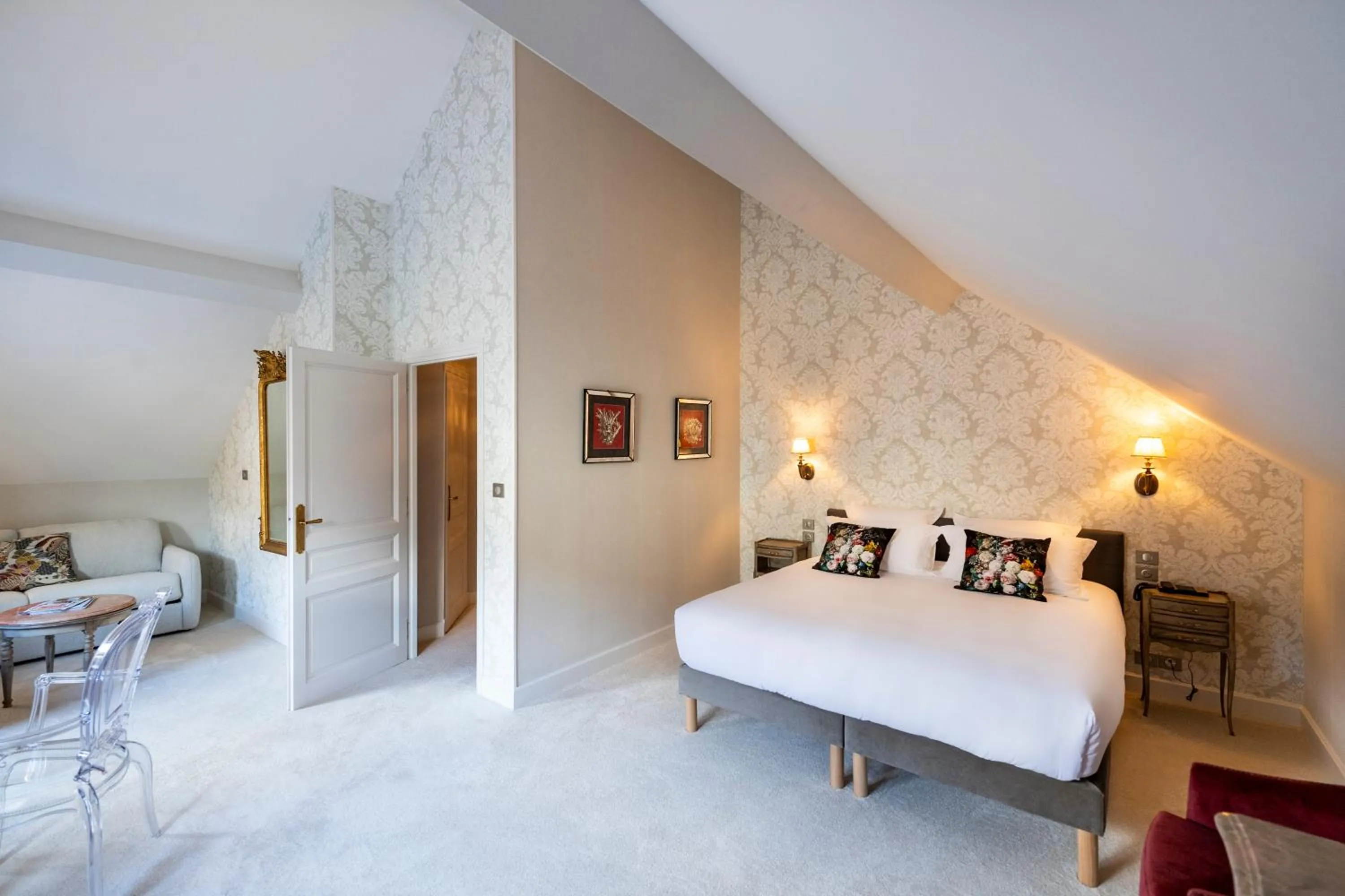 Photo of the whole room, Bed in Hôtel de la Poste à Avallon, Bourgogne