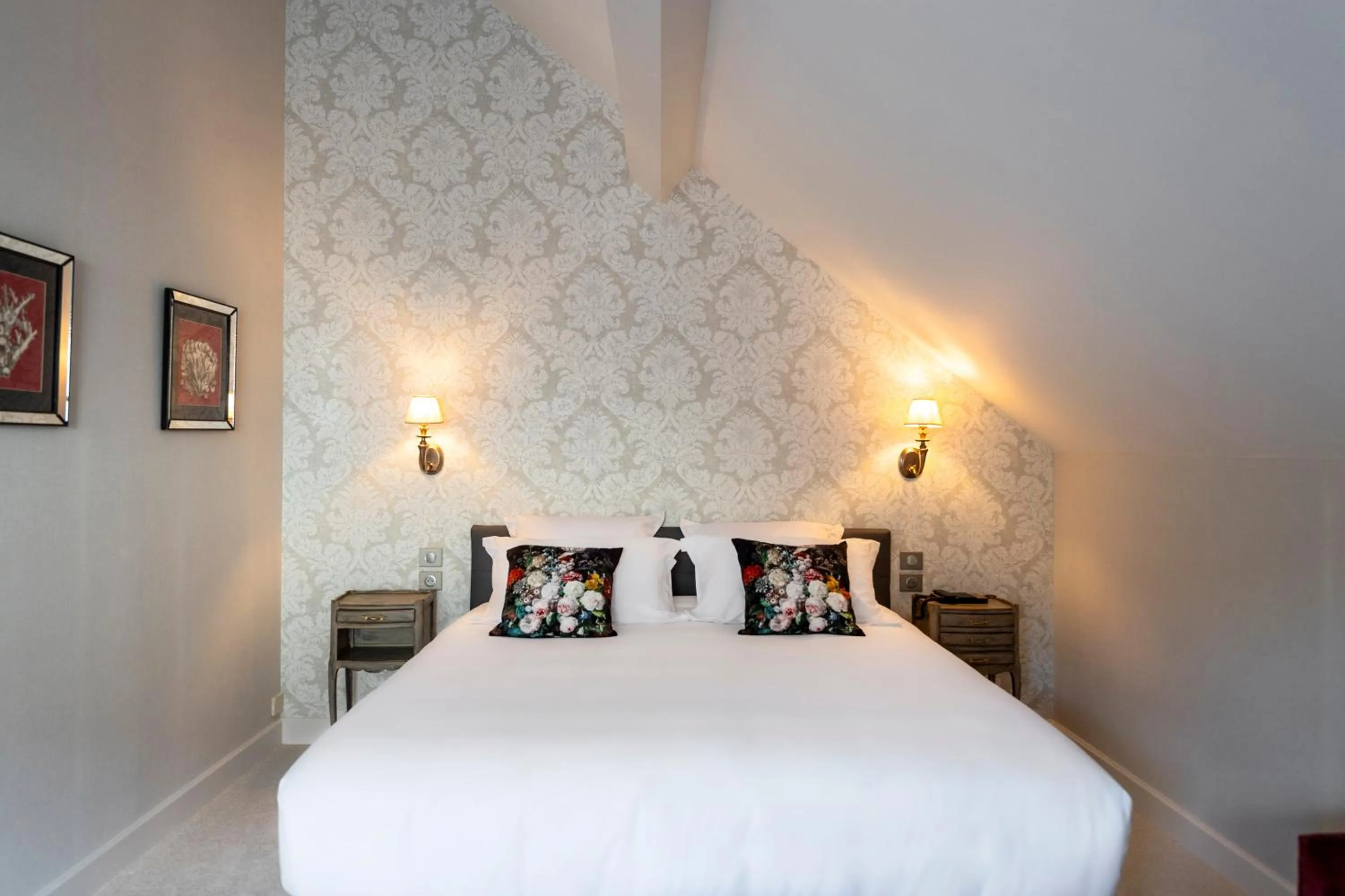 Bed in Hôtel de la Poste à Avallon, Bourgogne