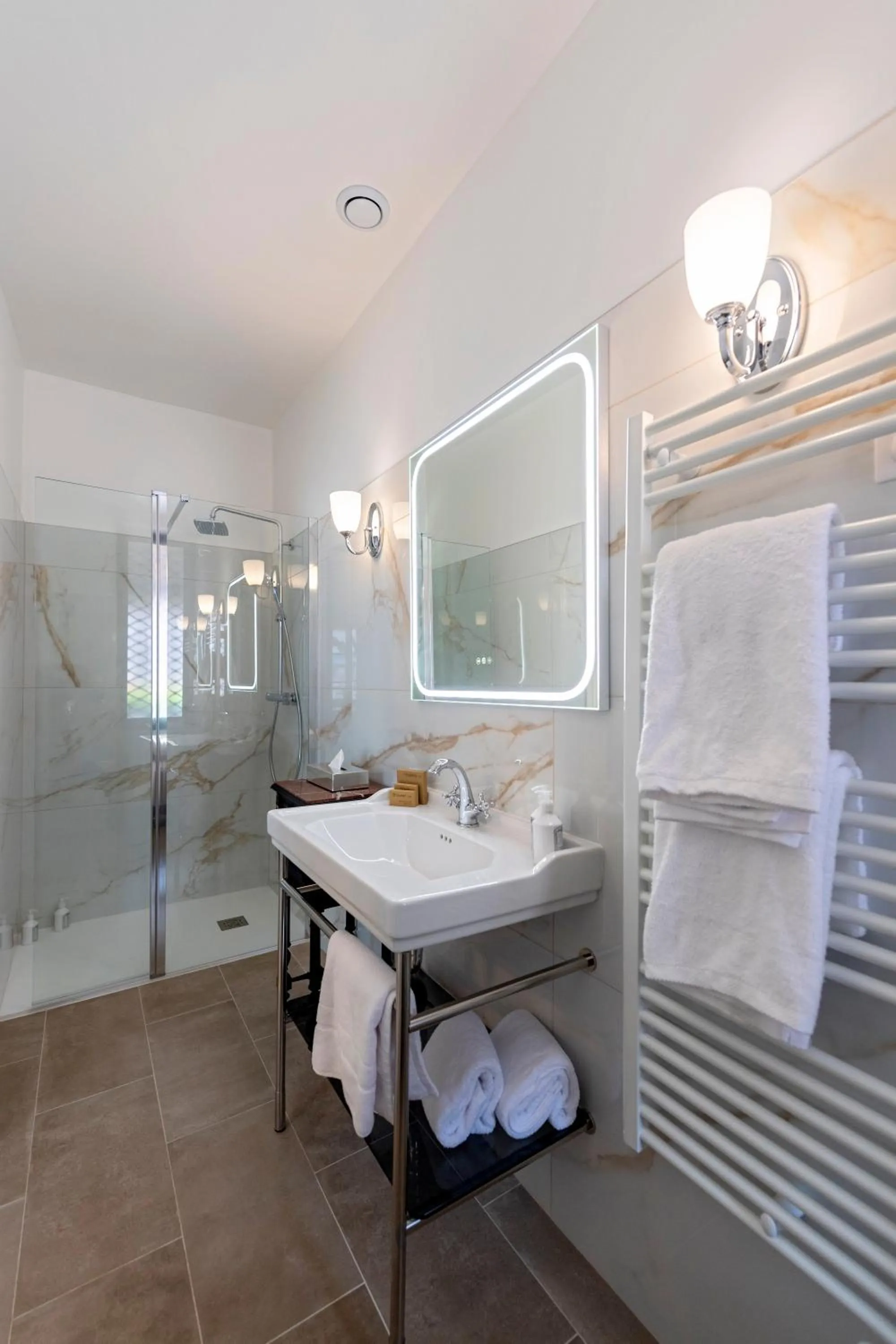 Bathroom in Hôtel de la Poste à Avallon, Bourgogne