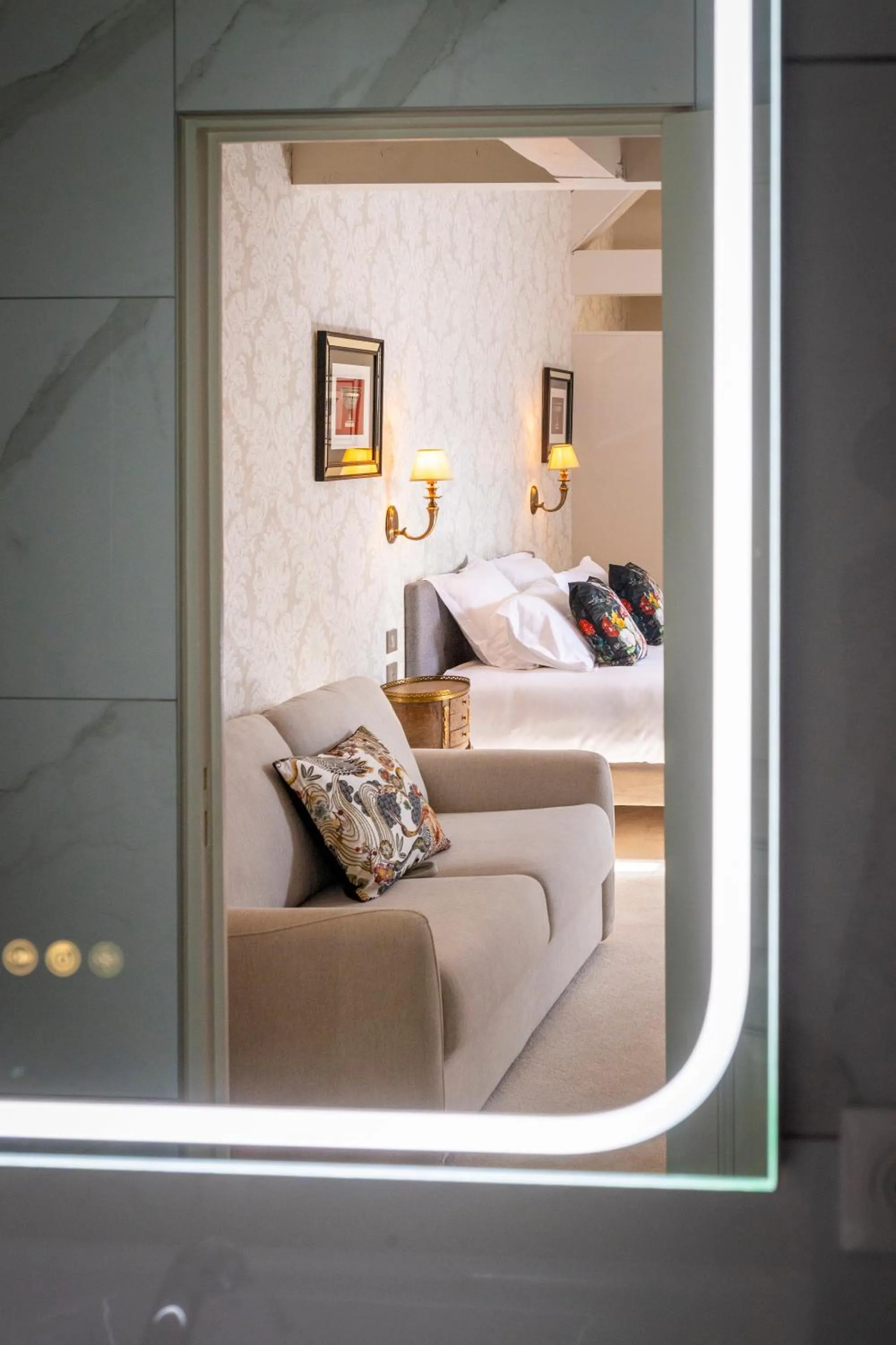 Seating area, Bed in Hôtel de la Poste à Avallon, Bourgogne