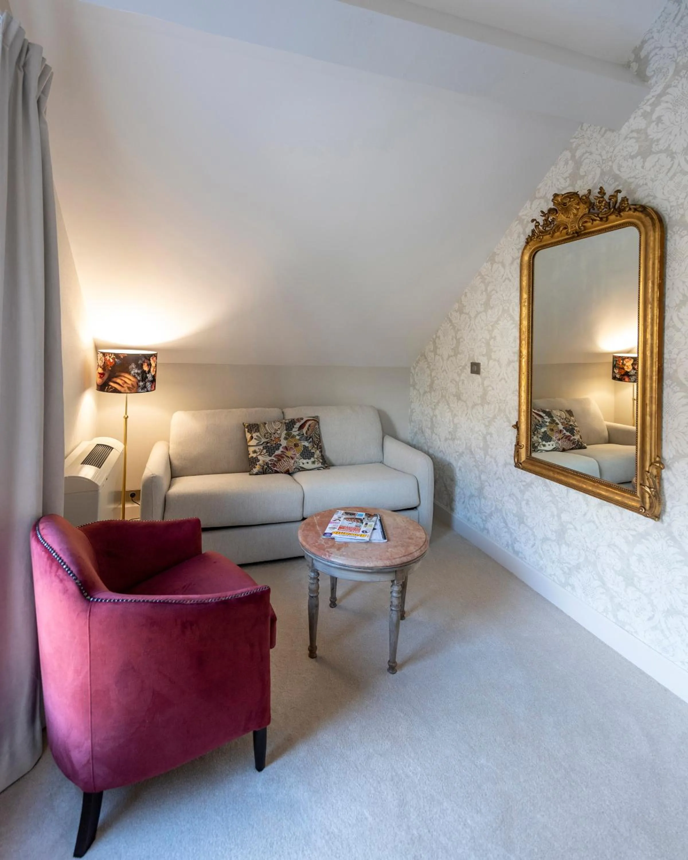 Seating area in Hôtel de la Poste à Avallon, Bourgogne