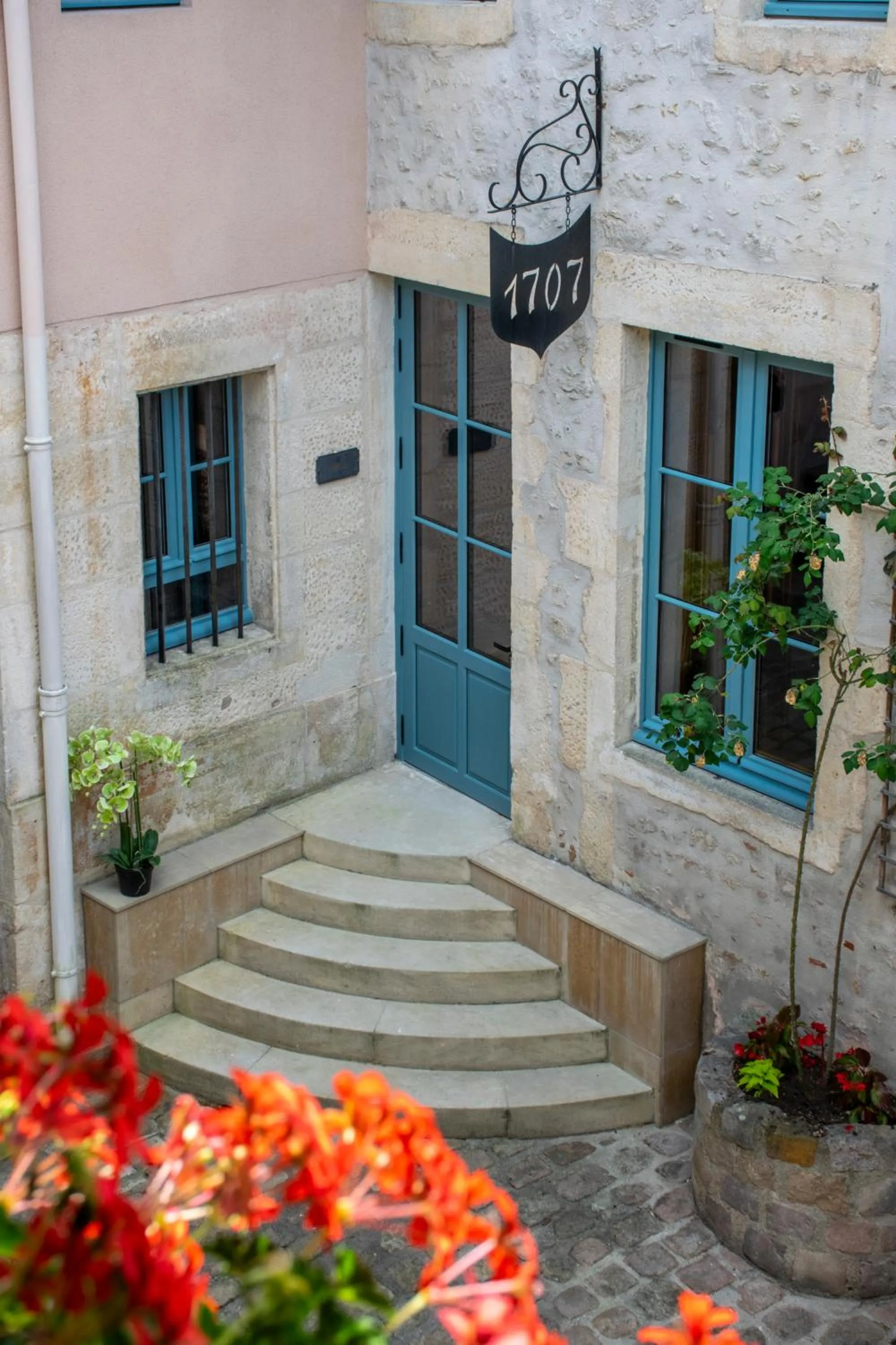 Inner courtyard view in Hôtel de la Poste à Avallon, Bourgogne
