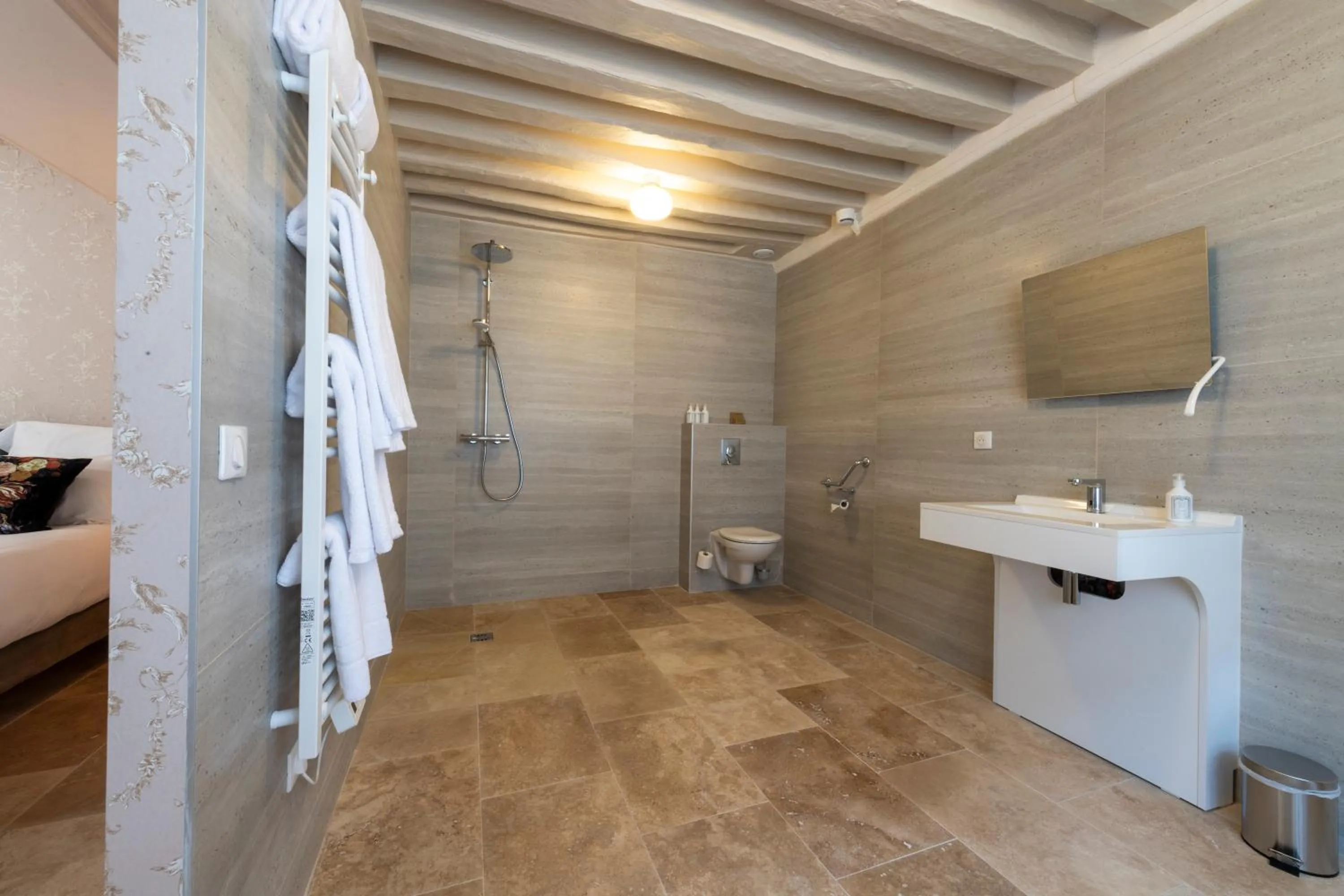 Shower in Hôtel de la Poste à Avallon, Bourgogne