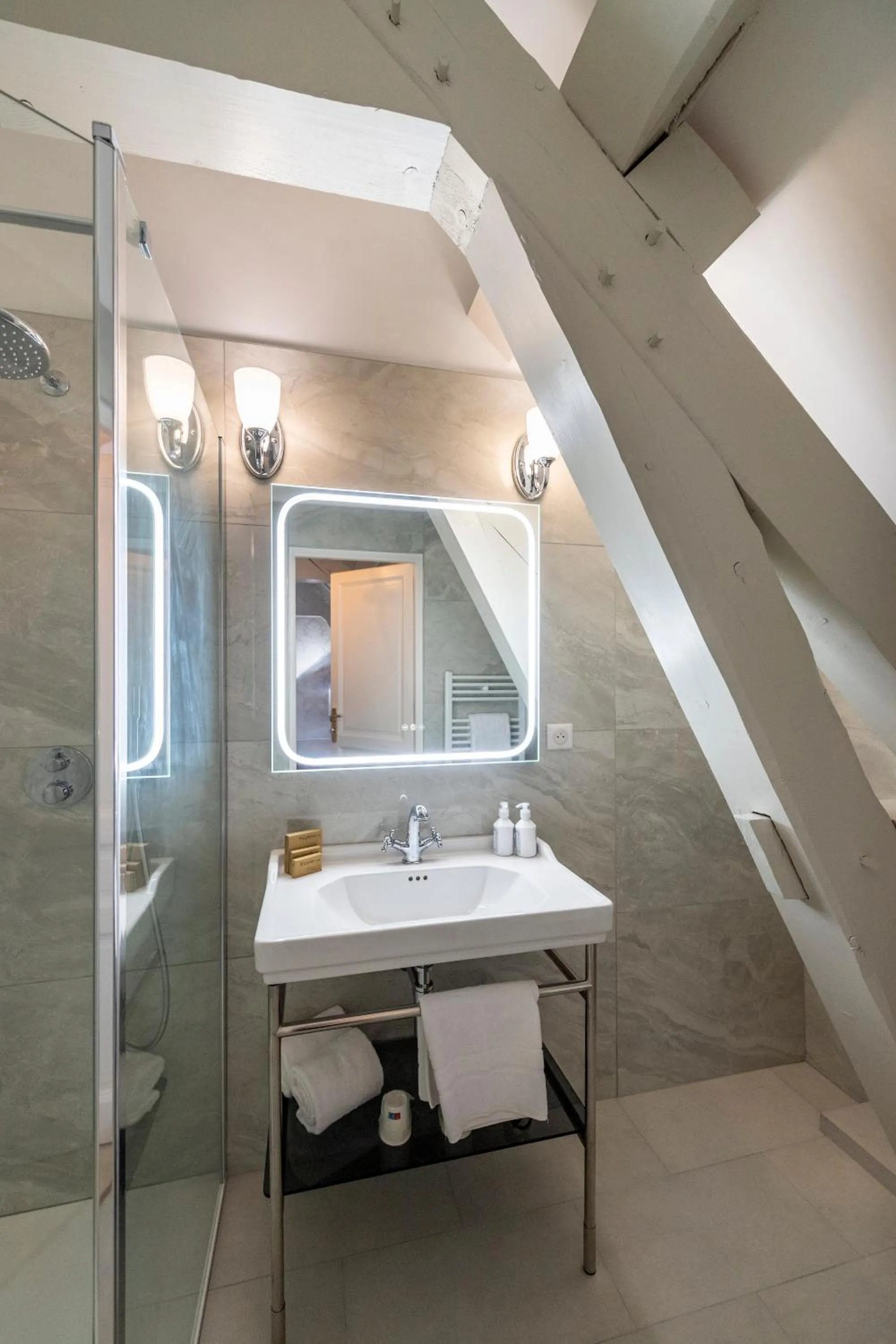 Bathroom in Hôtel de la Poste à Avallon, Bourgogne