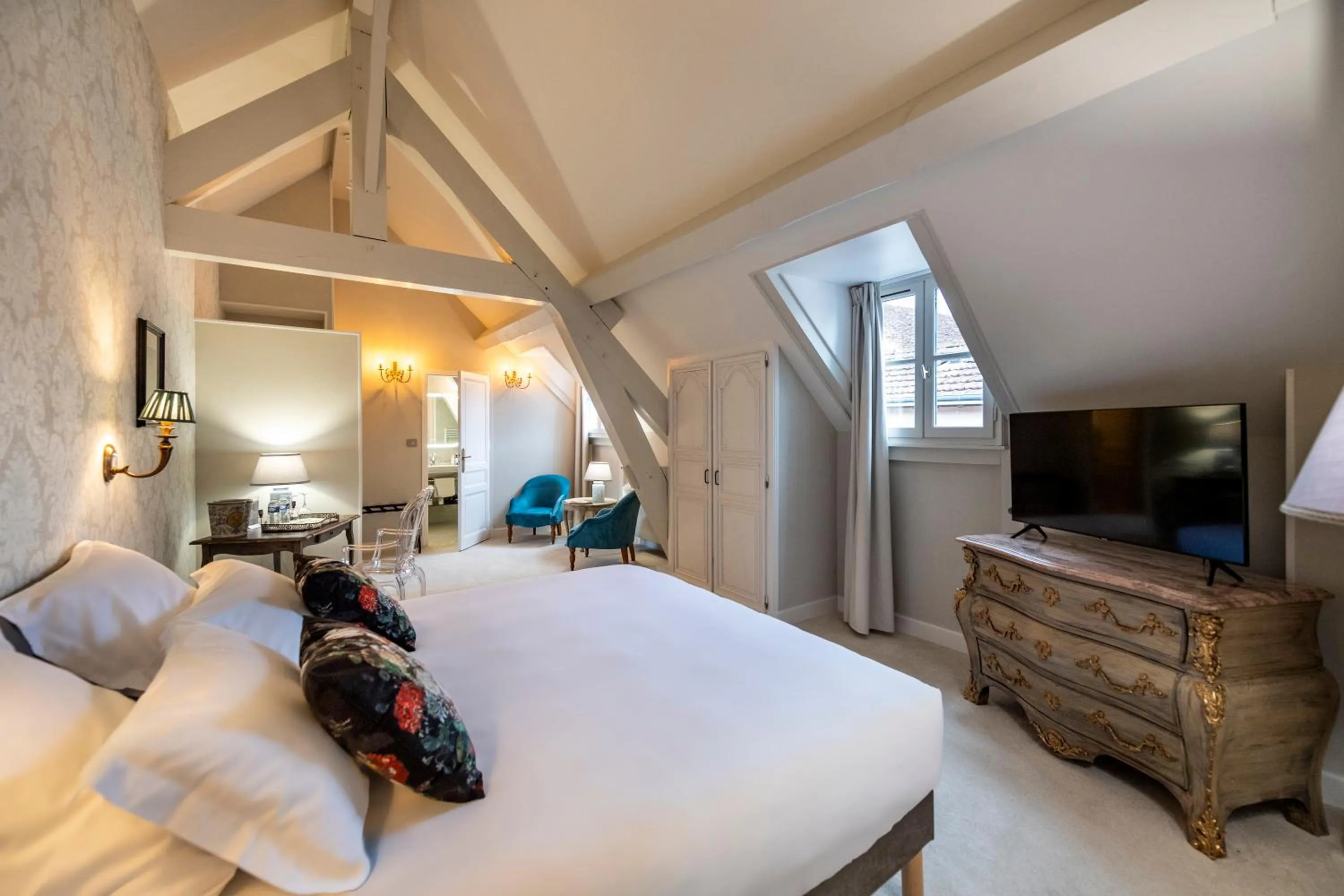 Photo of the whole room, Bed in Hôtel de la Poste à Avallon, Bourgogne