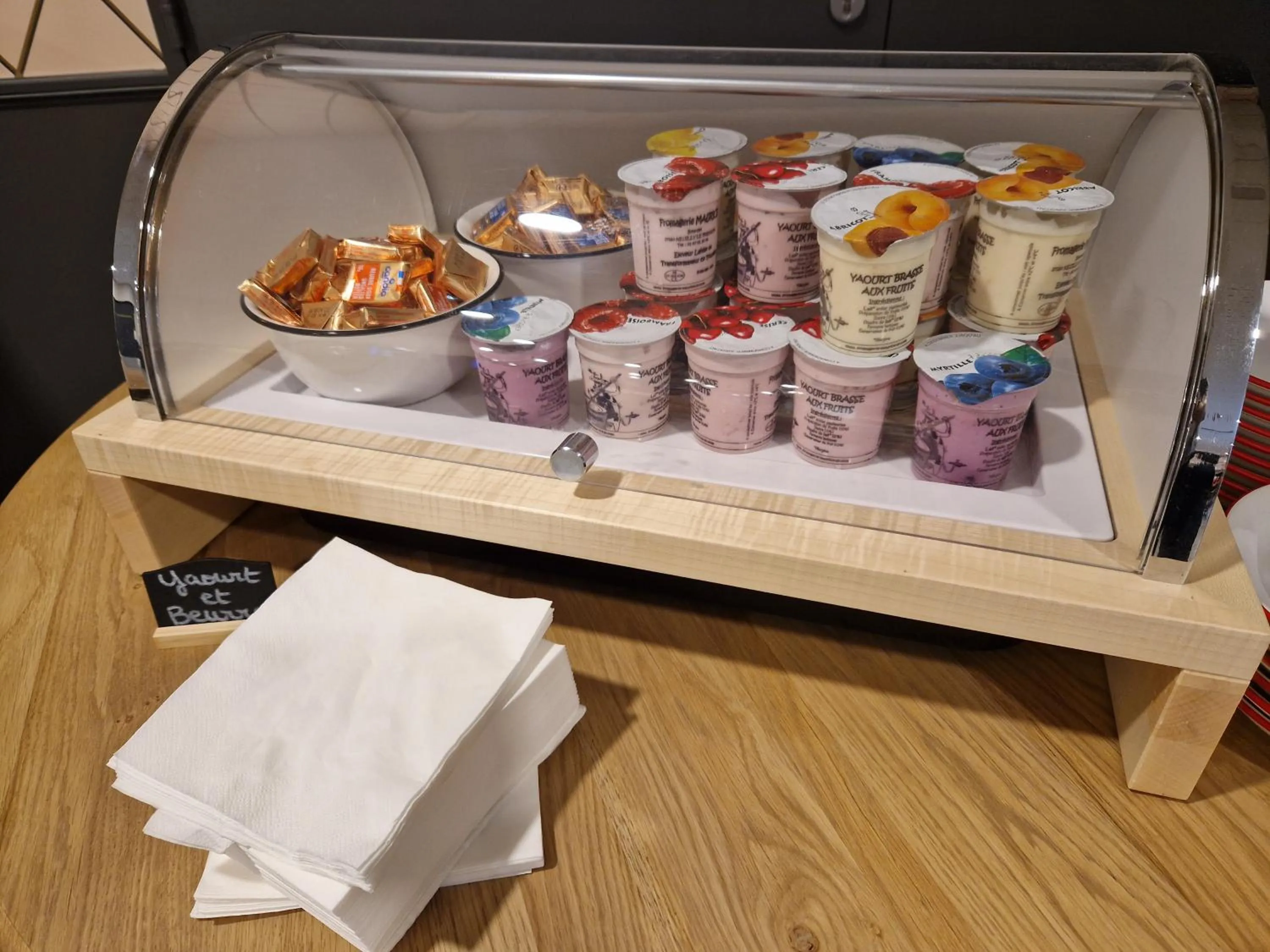 Buffet breakfast in Beelodge Hotel Blois Centre