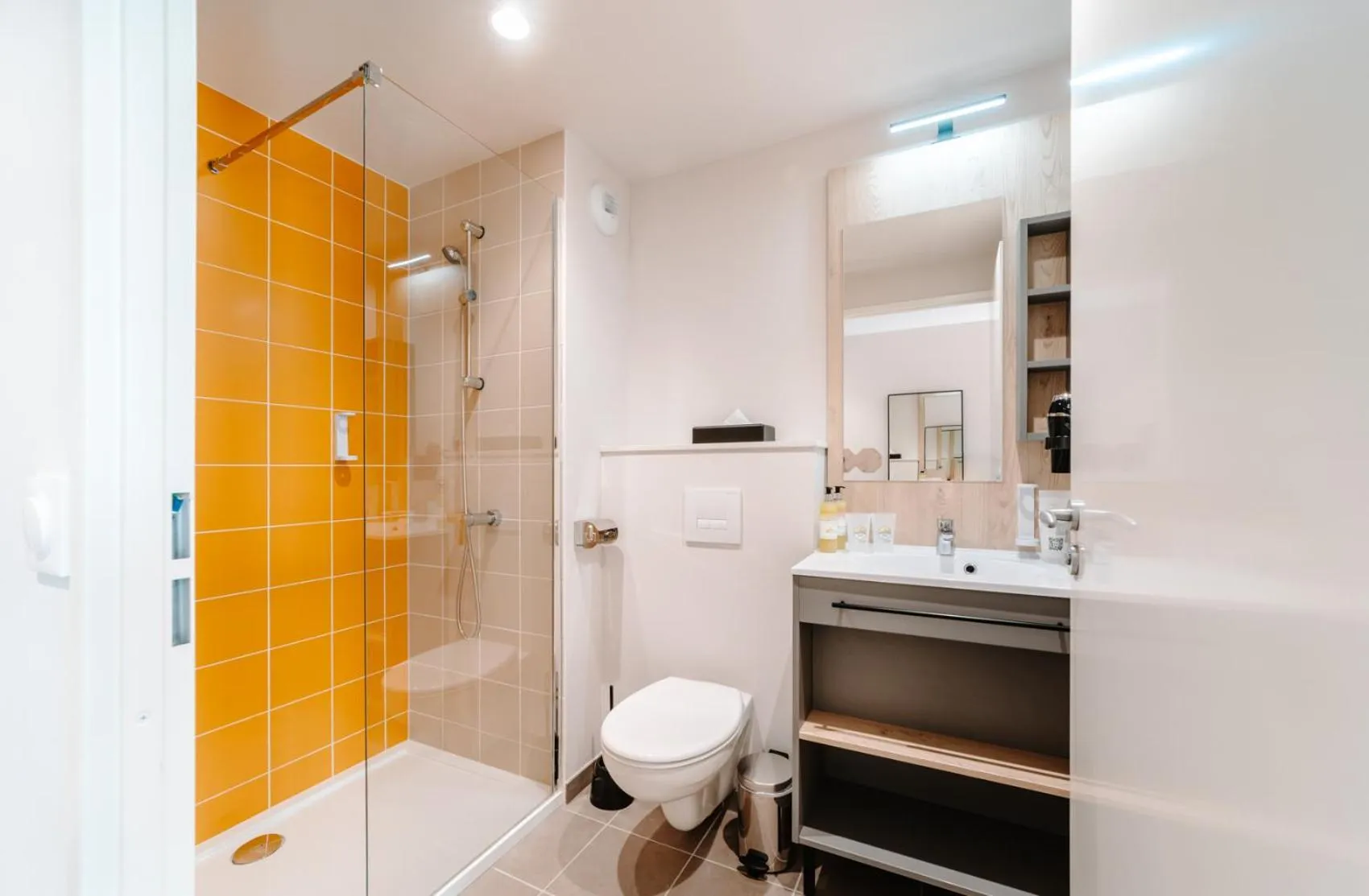 Shower in Beelodge Hotel Blois Centre