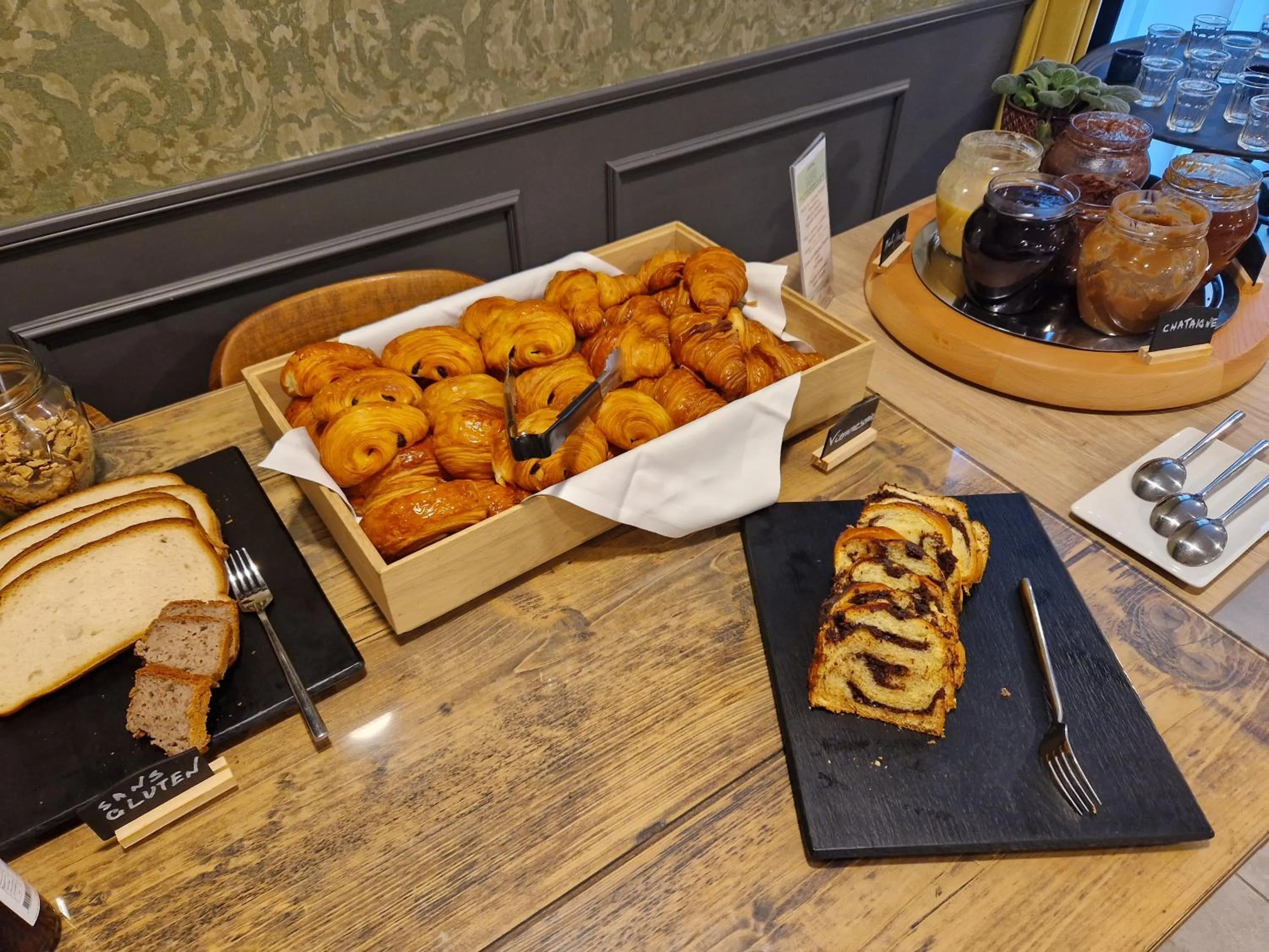 Buffet breakfast in Beelodge Hotel Blois Centre