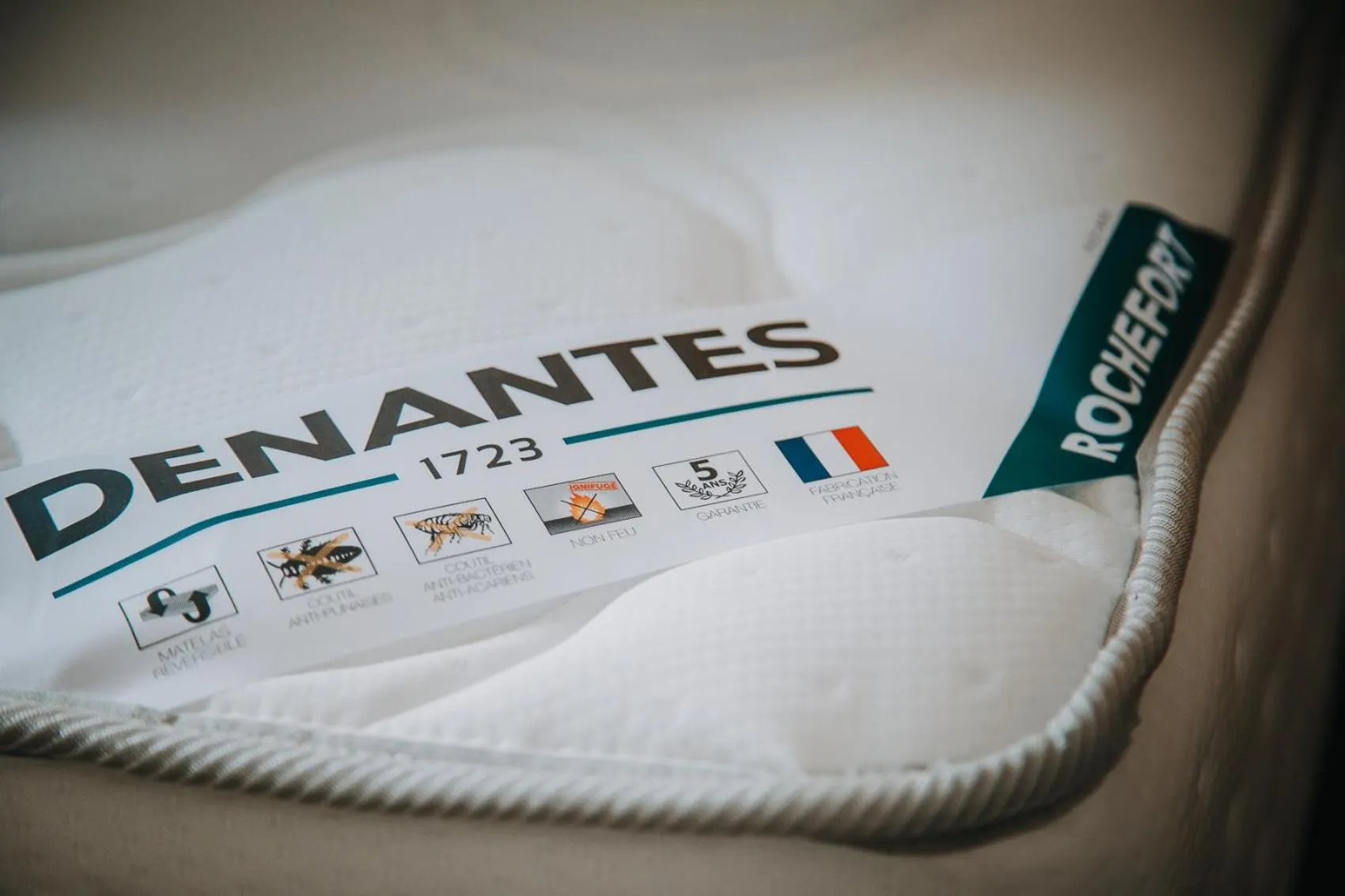 Logo/Certificate/Sign in Beelodge Hotel Blois Centre