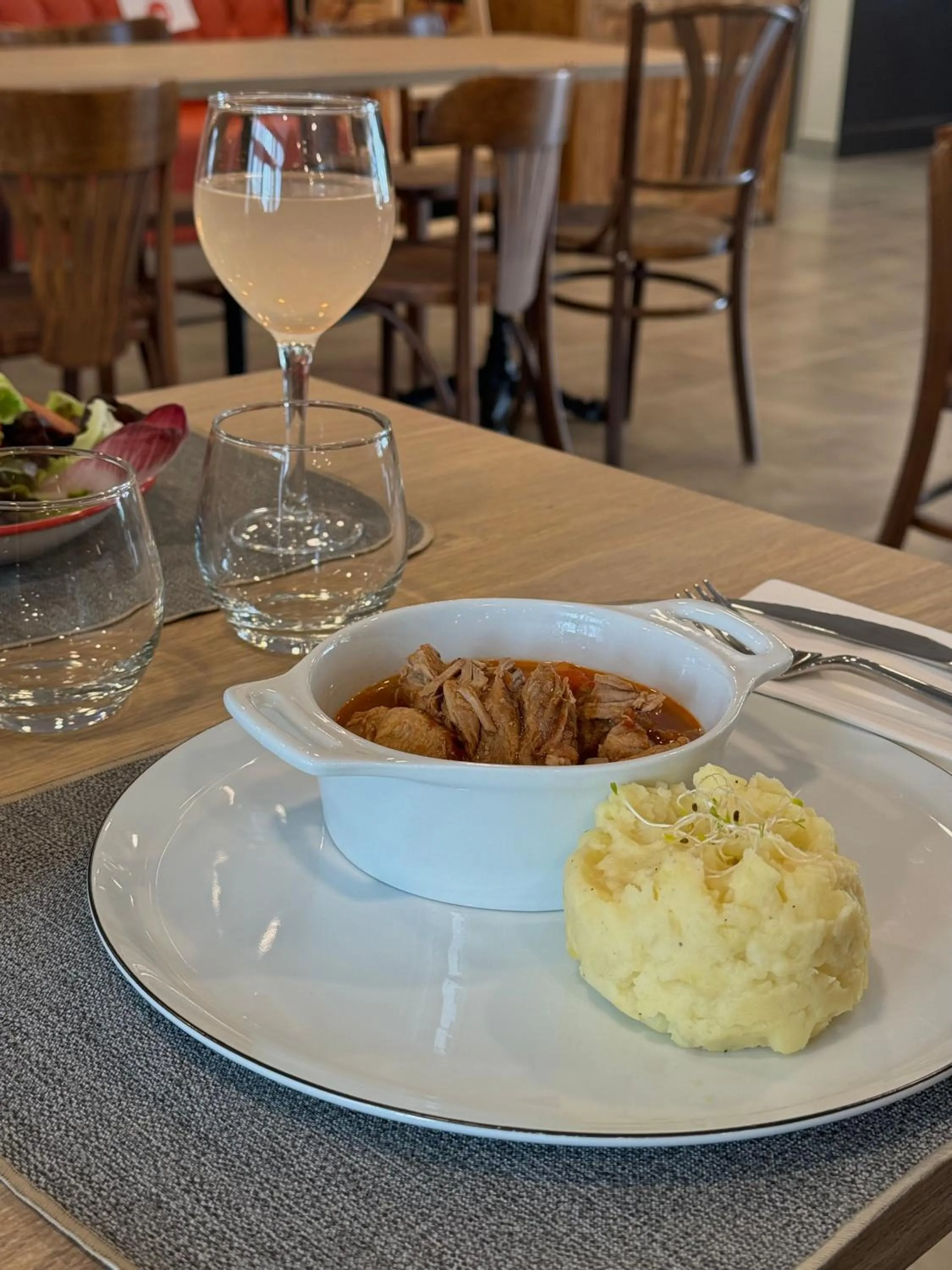 Restaurant/places to eat in Beelodge Hotel Blois Centre