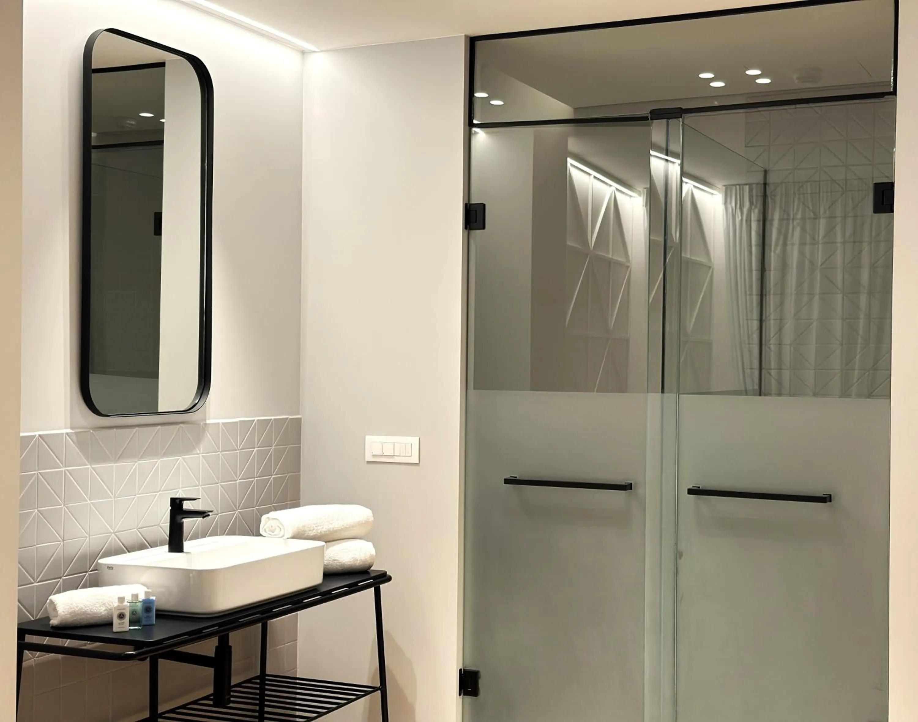 Shower in AIONION RESIDENCES by K&K