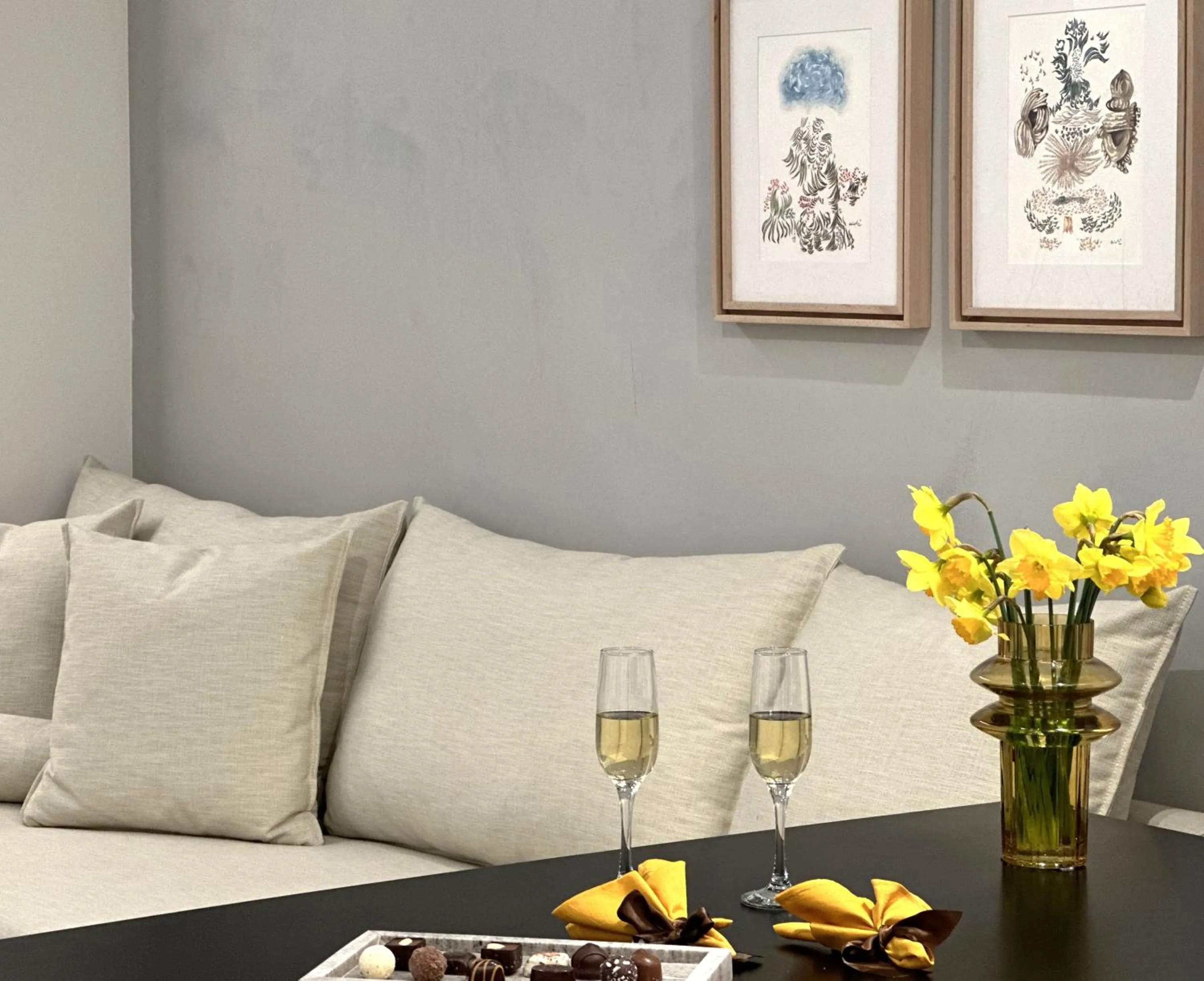 Living room in AIONION RESIDENCES by K&K