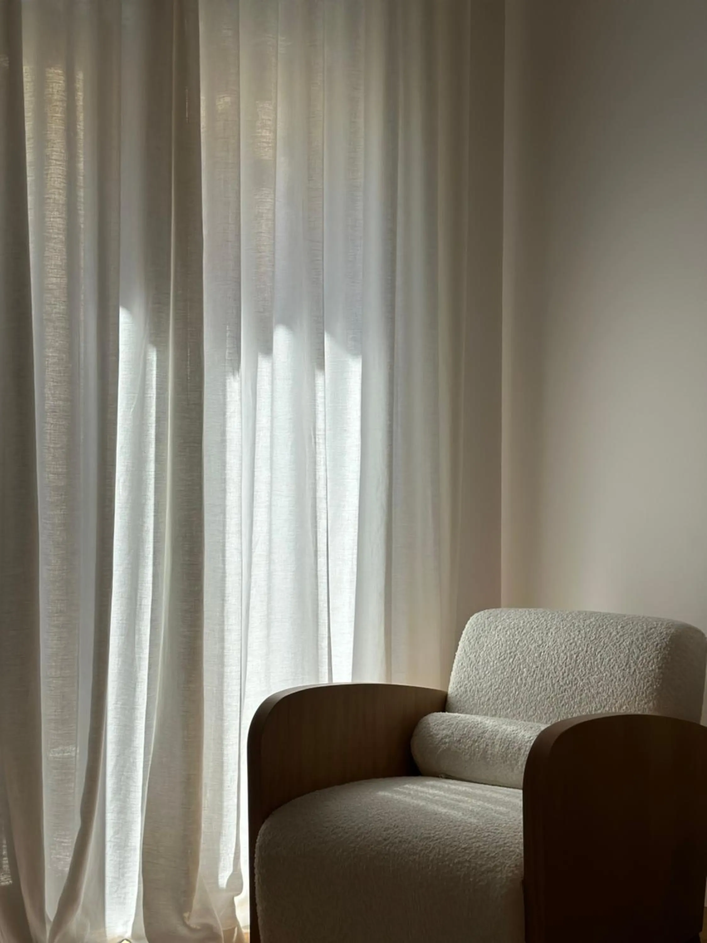 Living room in AIONION RESIDENCES by K&K