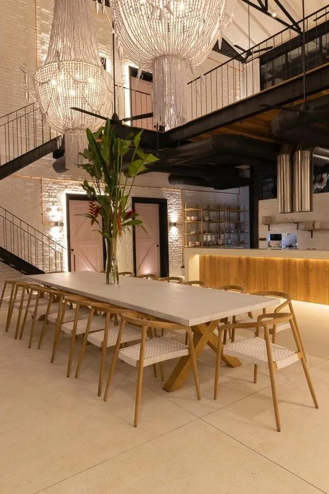 Restaurant/places to eat in Miss Ceylon