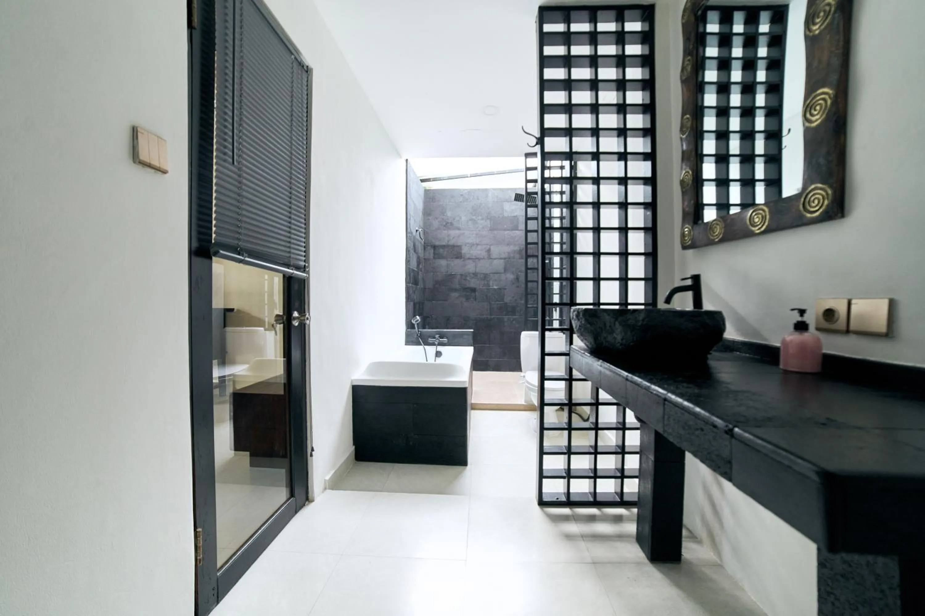 Bathroom in Cantik ArtVilla for big company by ArthouseBali