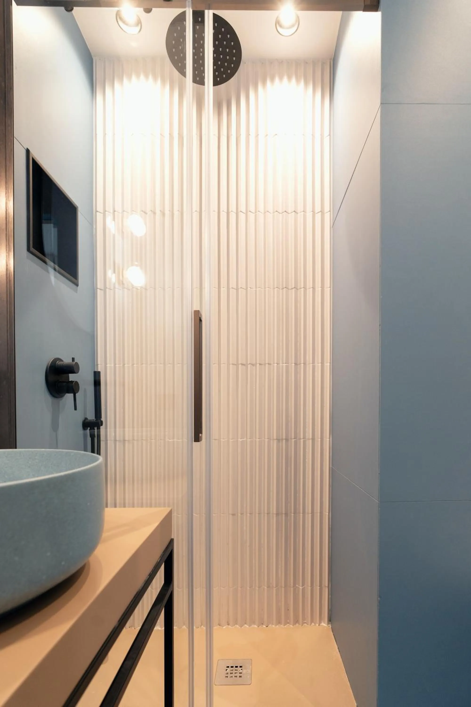 Shower in The Flow - Via Del Corso