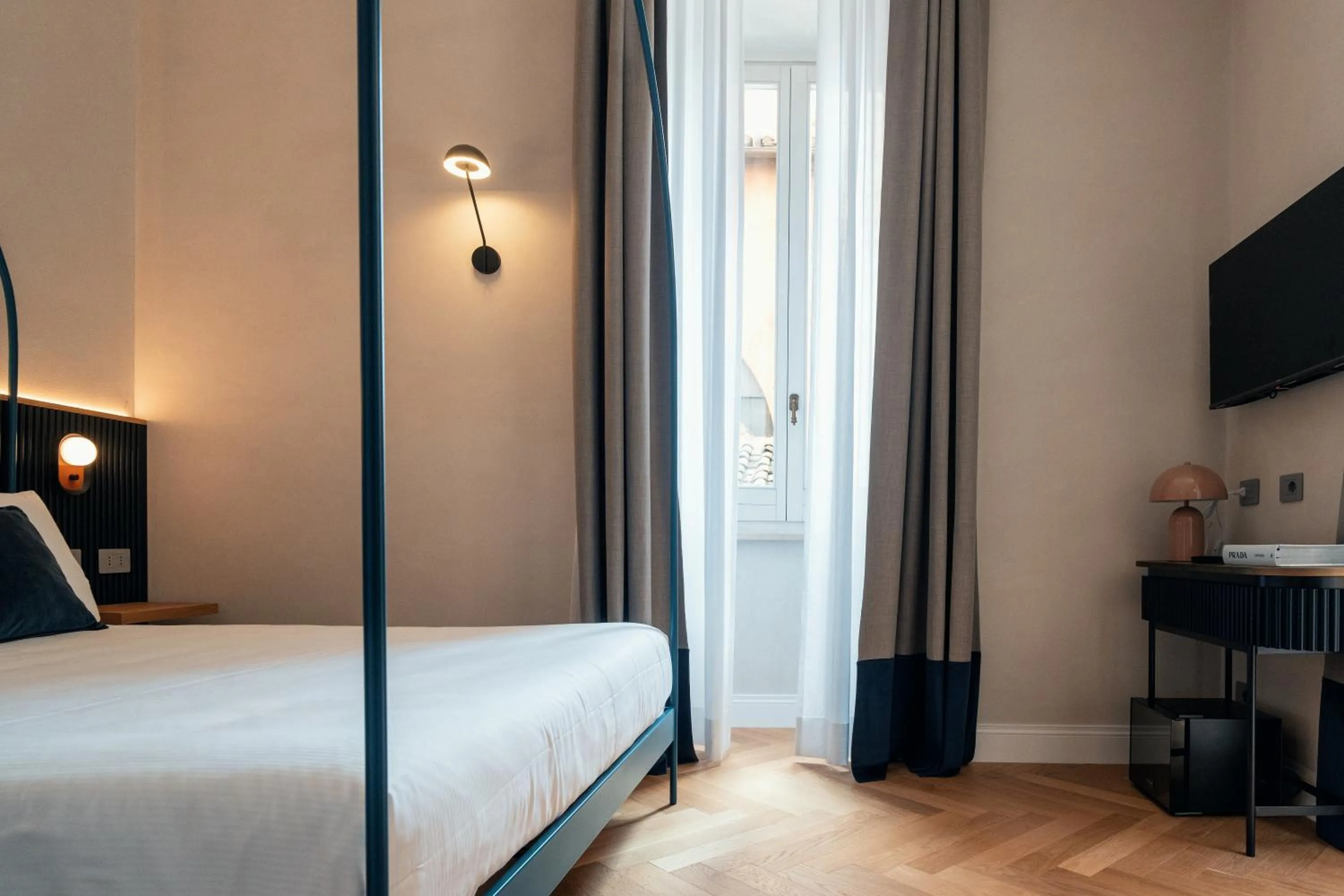 Photo of the whole room, Bed in The Flow - Via Del Corso