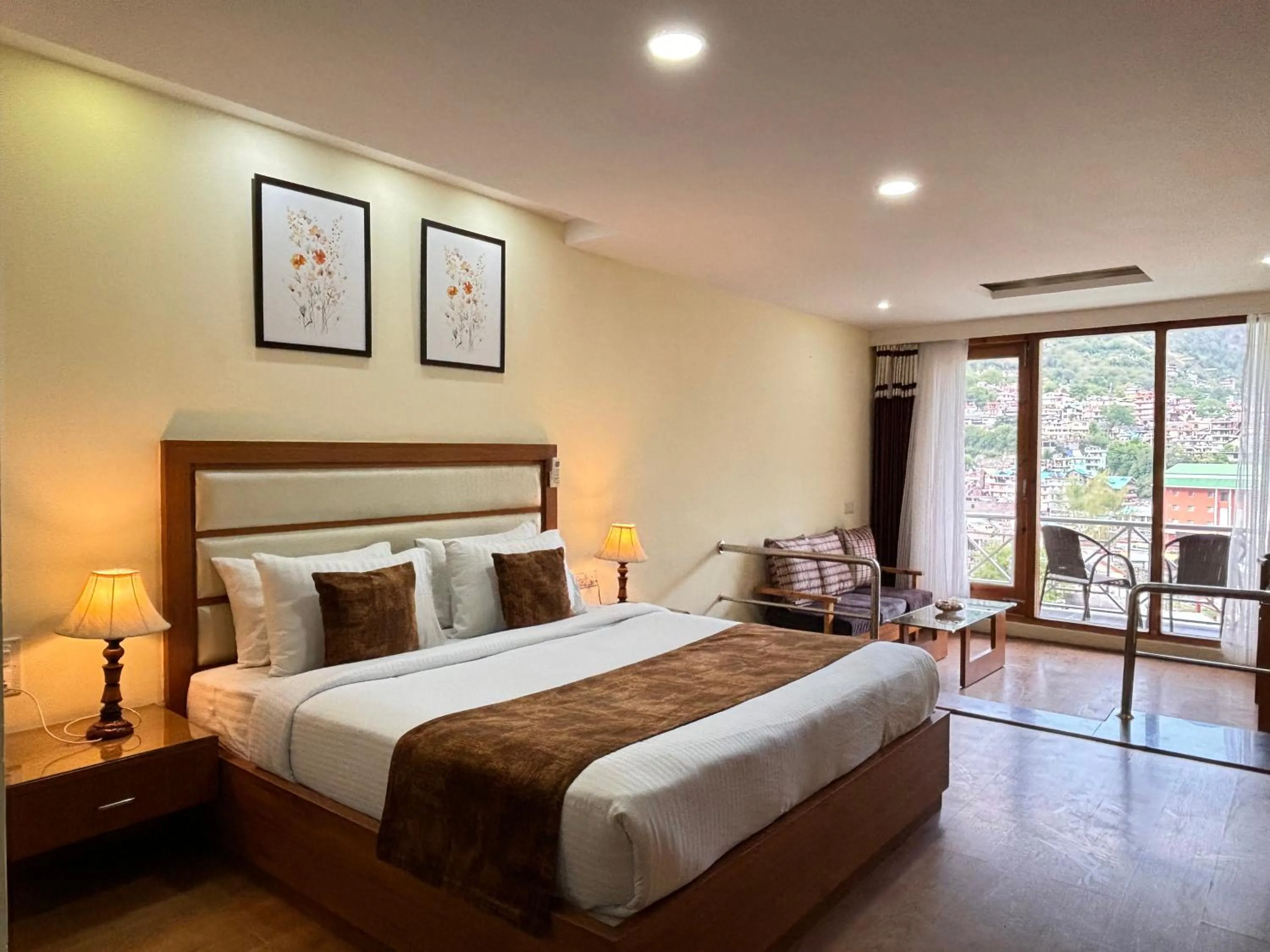 Photo of the whole room, Bed in Shobla Royale