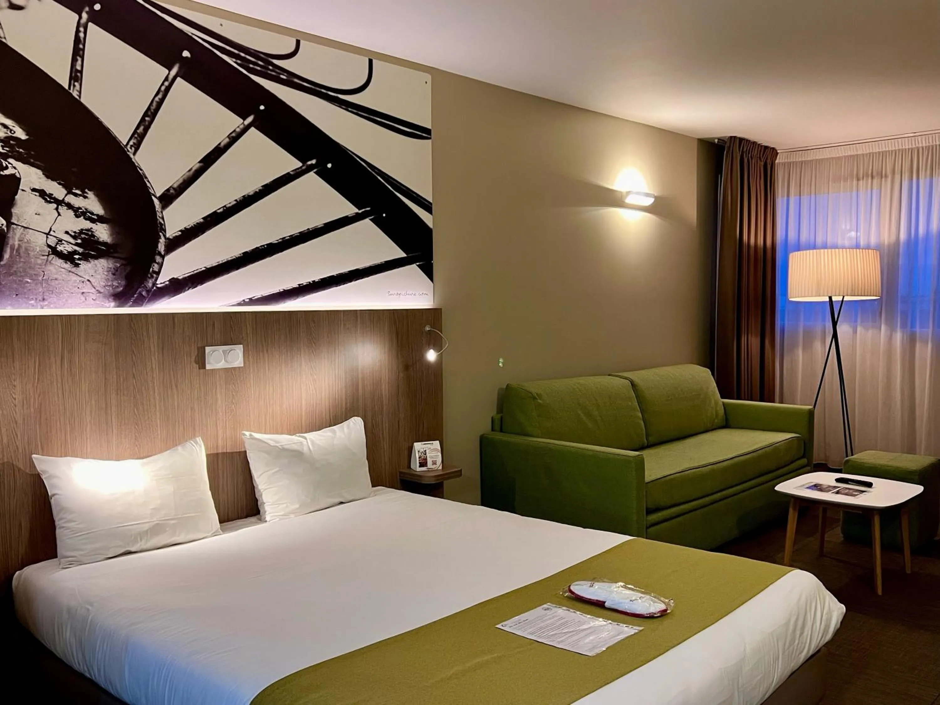 Photo of the whole room, Bed in The Originals City, Hôtel Ecoparc, Montpellier Est