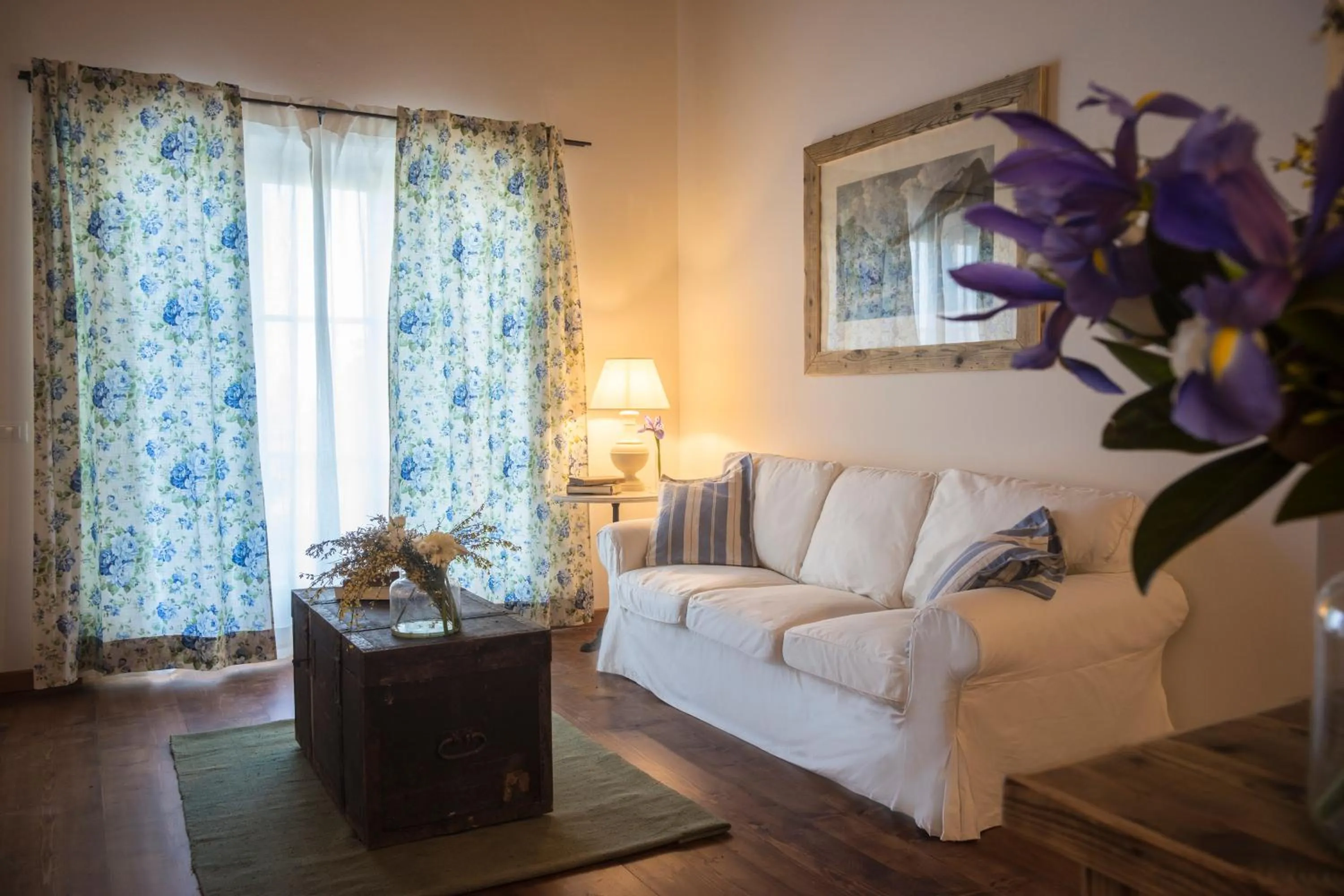 Seating area in La Vineria di San Mattia