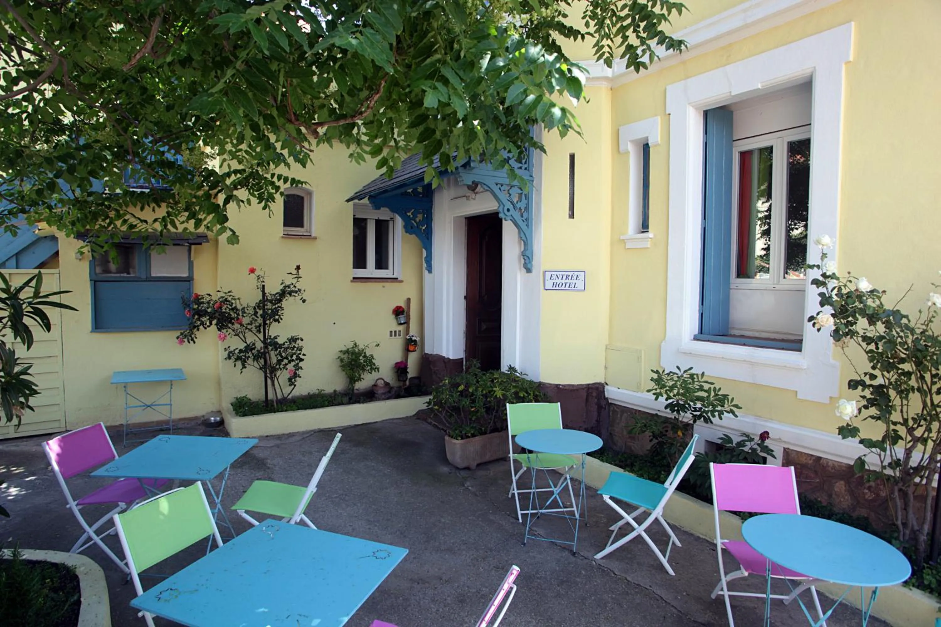Patio in Hôtel Le Chalet