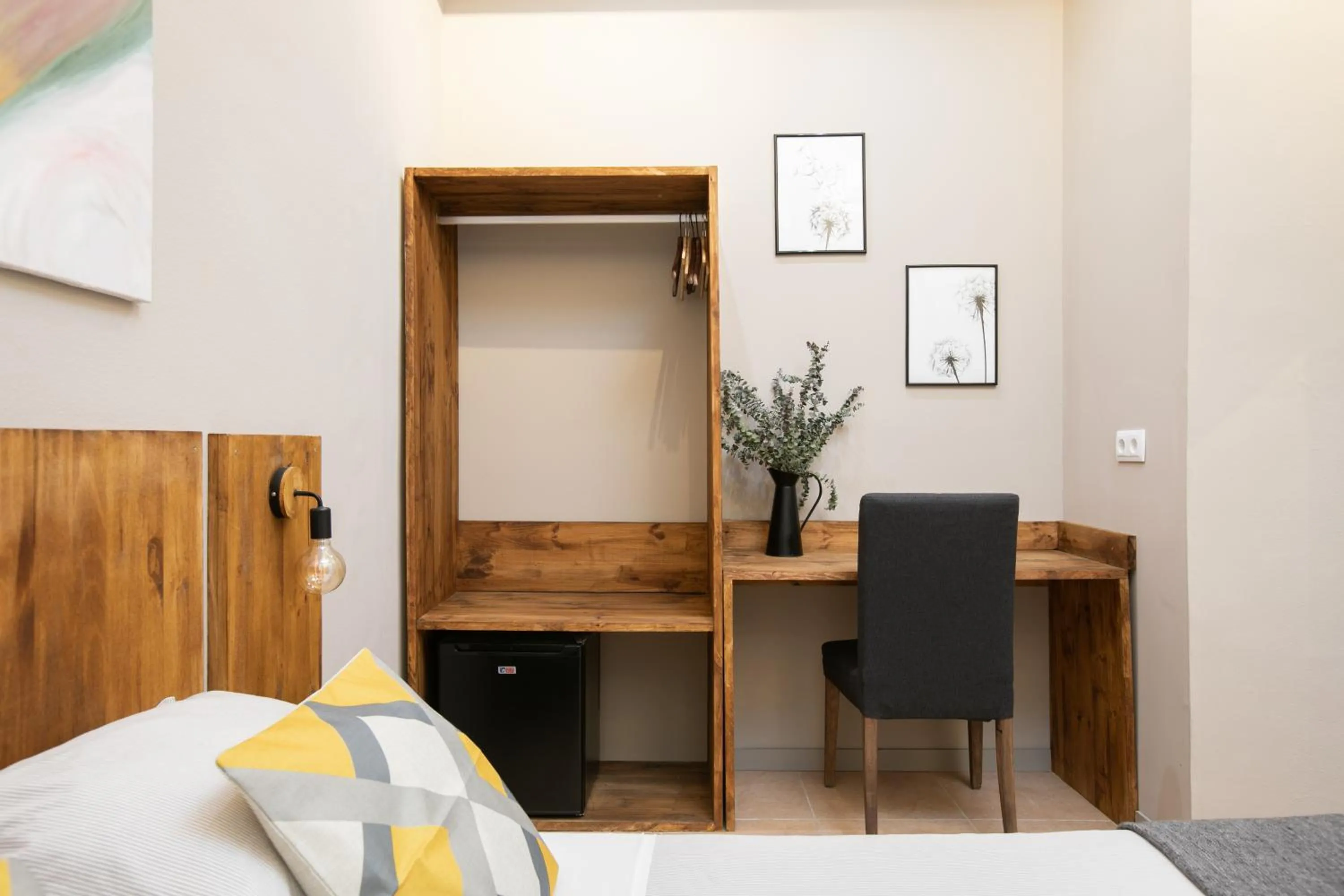 Photo of the whole room, Bed in Jardinets Guest House