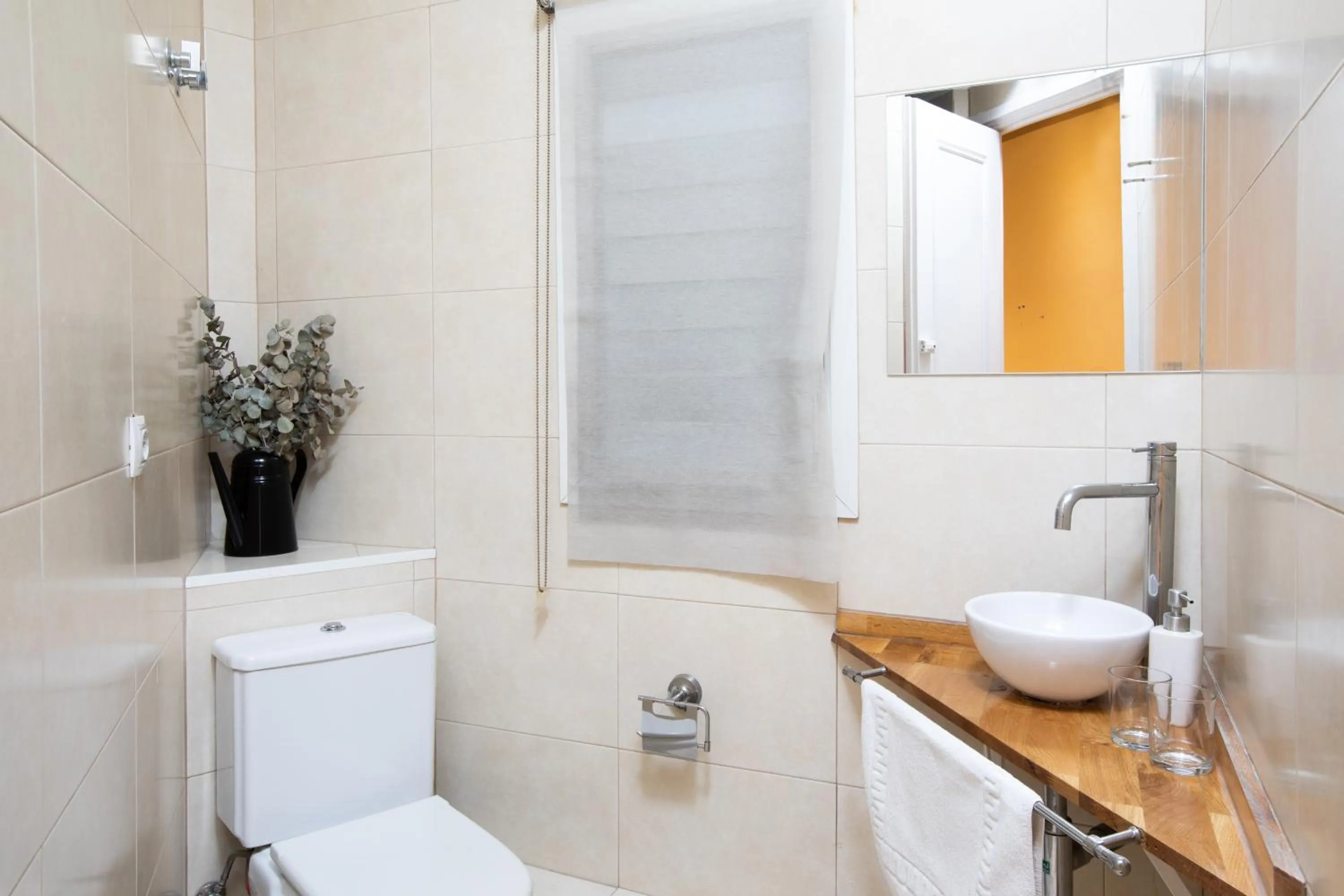 Photo of the whole room in Jardinets Guest House