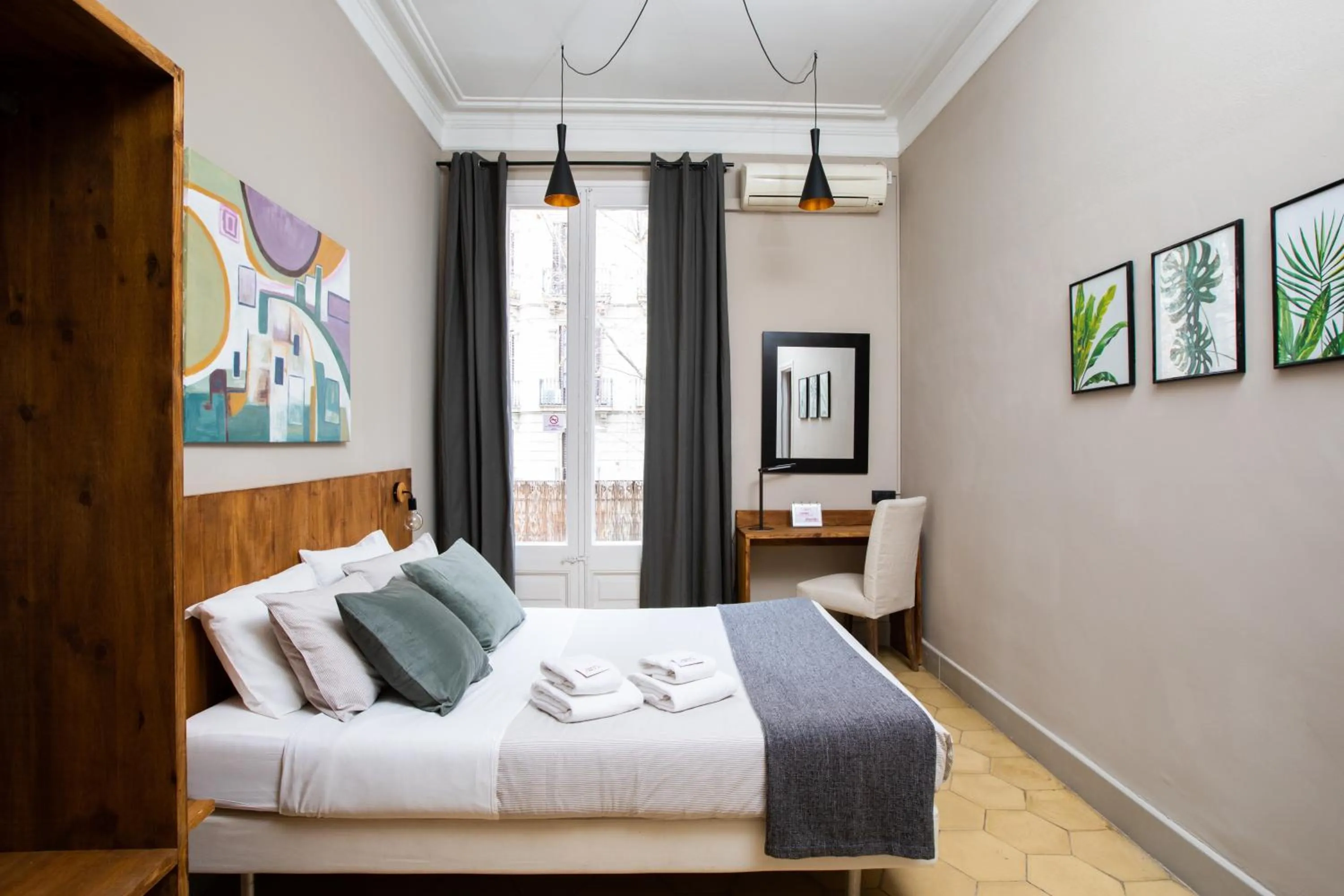 Photo of the whole room, Bed in Jardinets Guest House