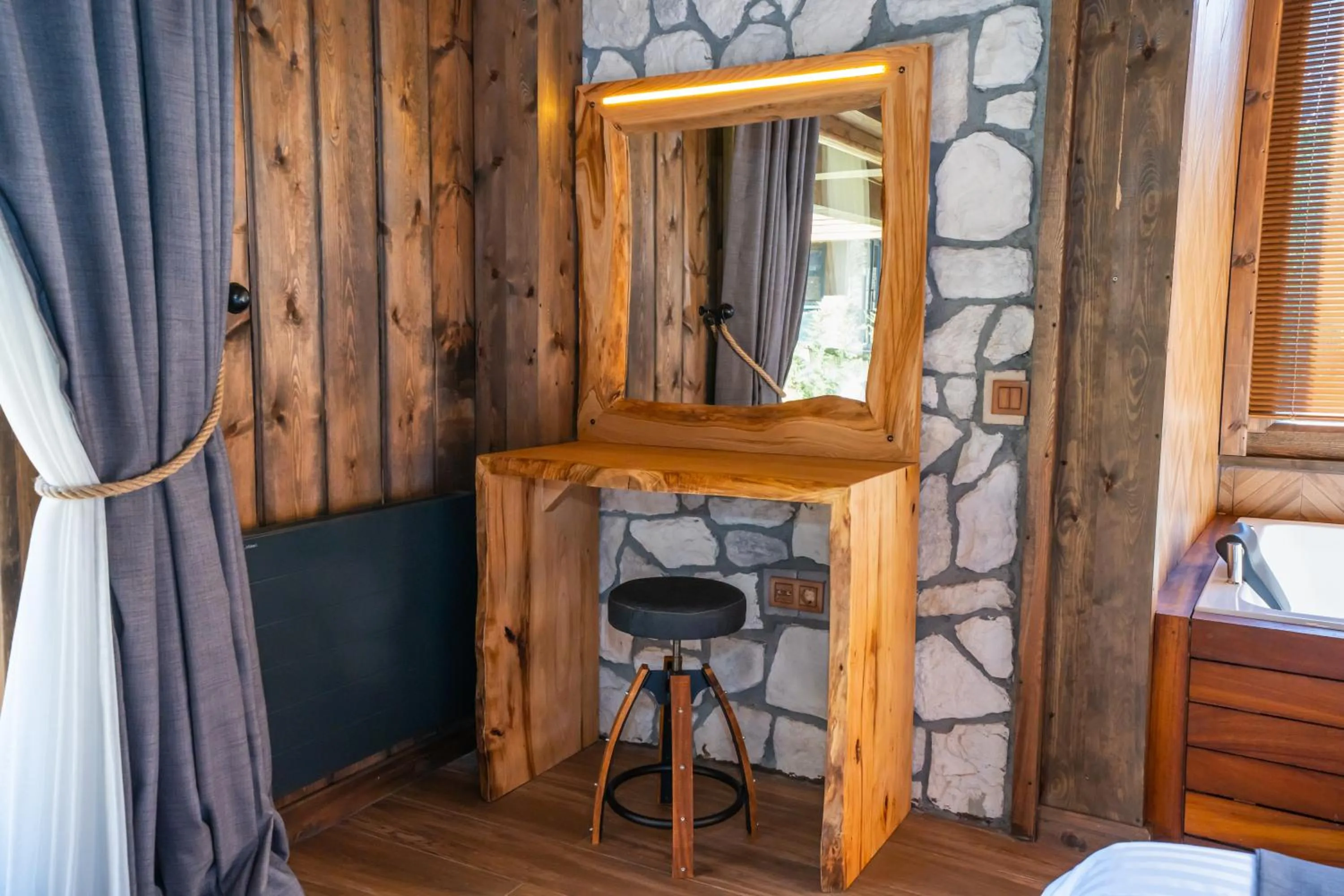 Bİ ABANT MASALI VİLLAGE HOTEL