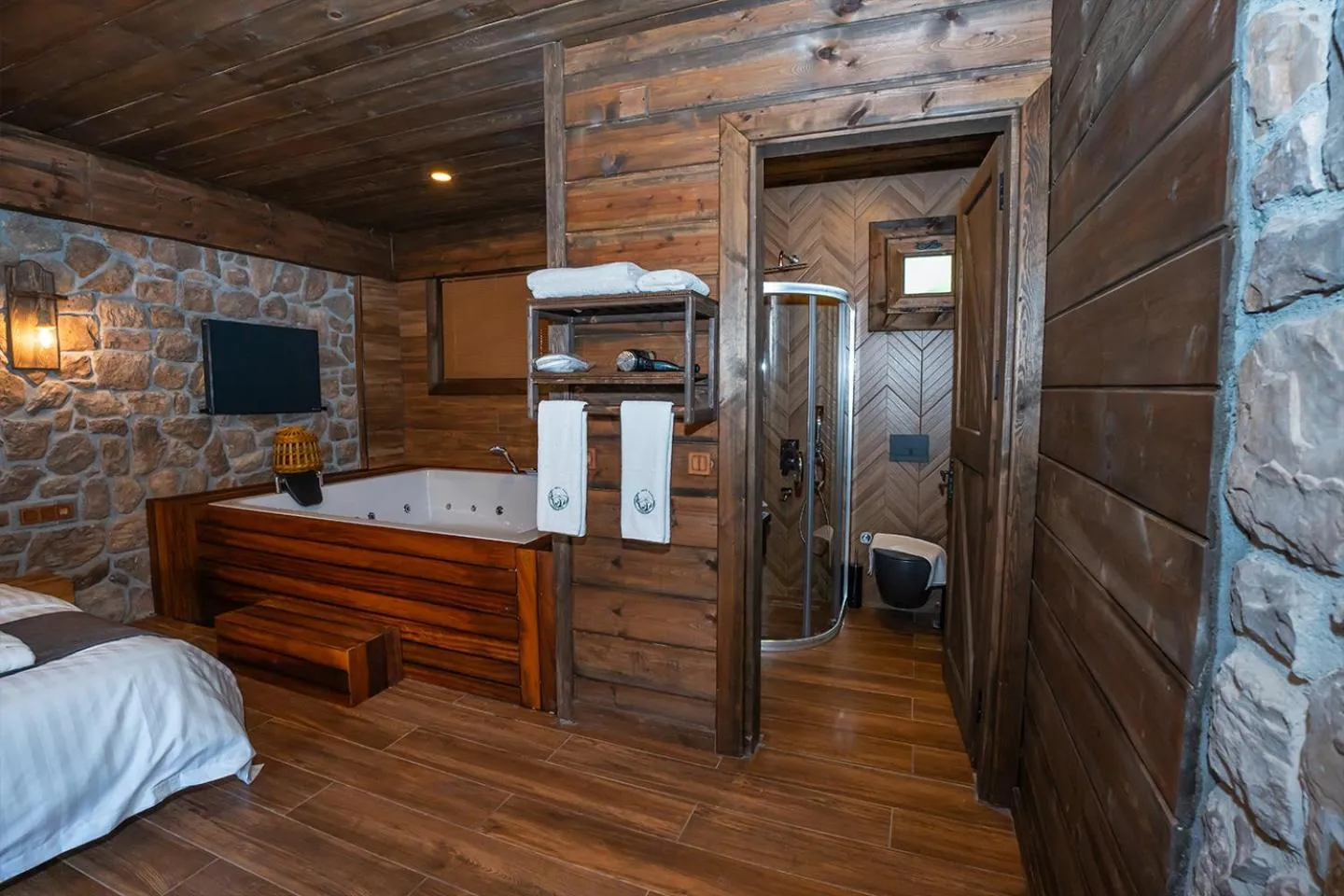 Bathroom, Bed in Bİ ABANT MASALI VİLLAGE HOTEL