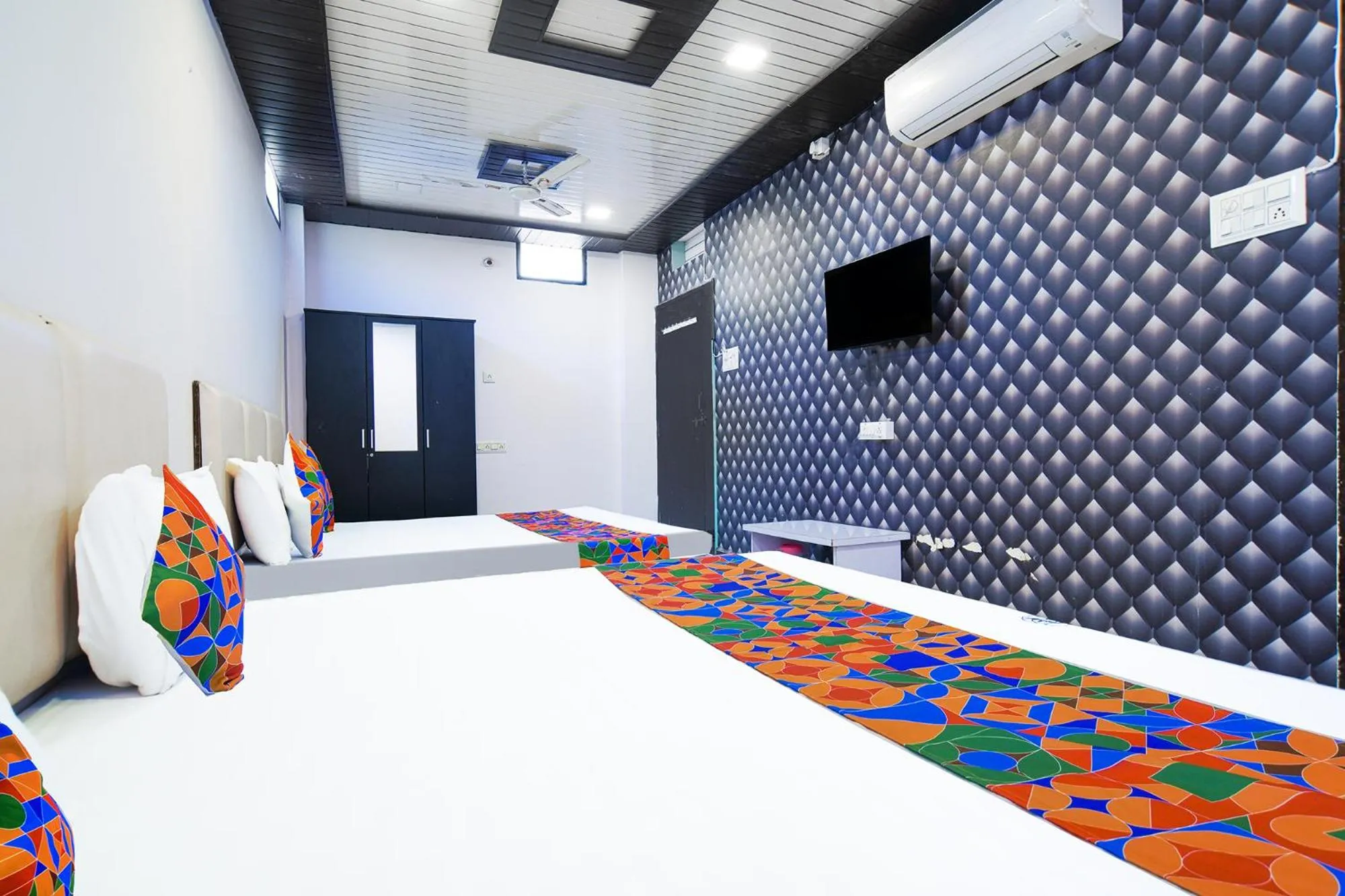 Bed in FabHotel Shree Moti Palace