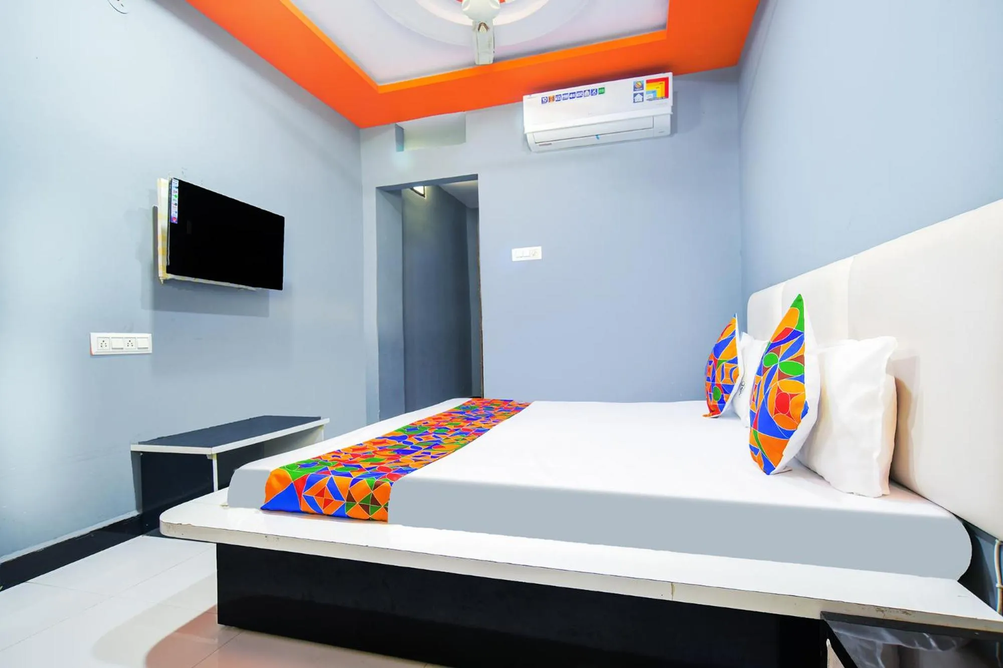 Bed in FabHotel Shree Moti Palace