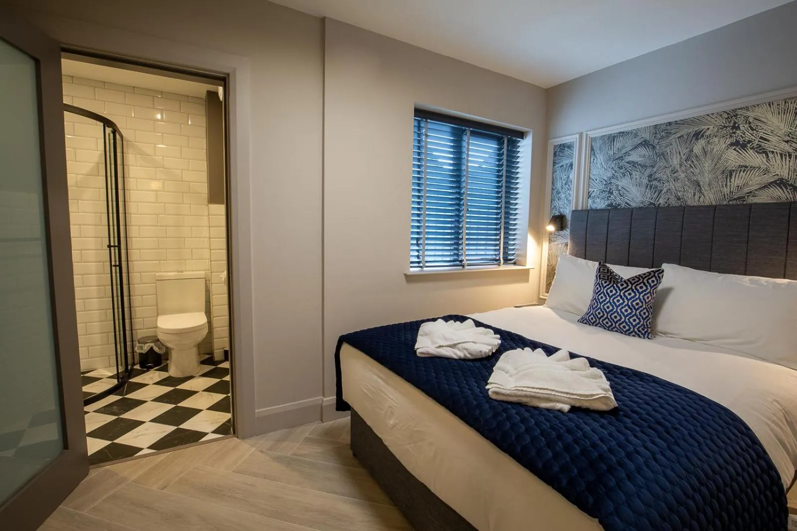 Bathroom, Bed in The Abbeygate Townhouse