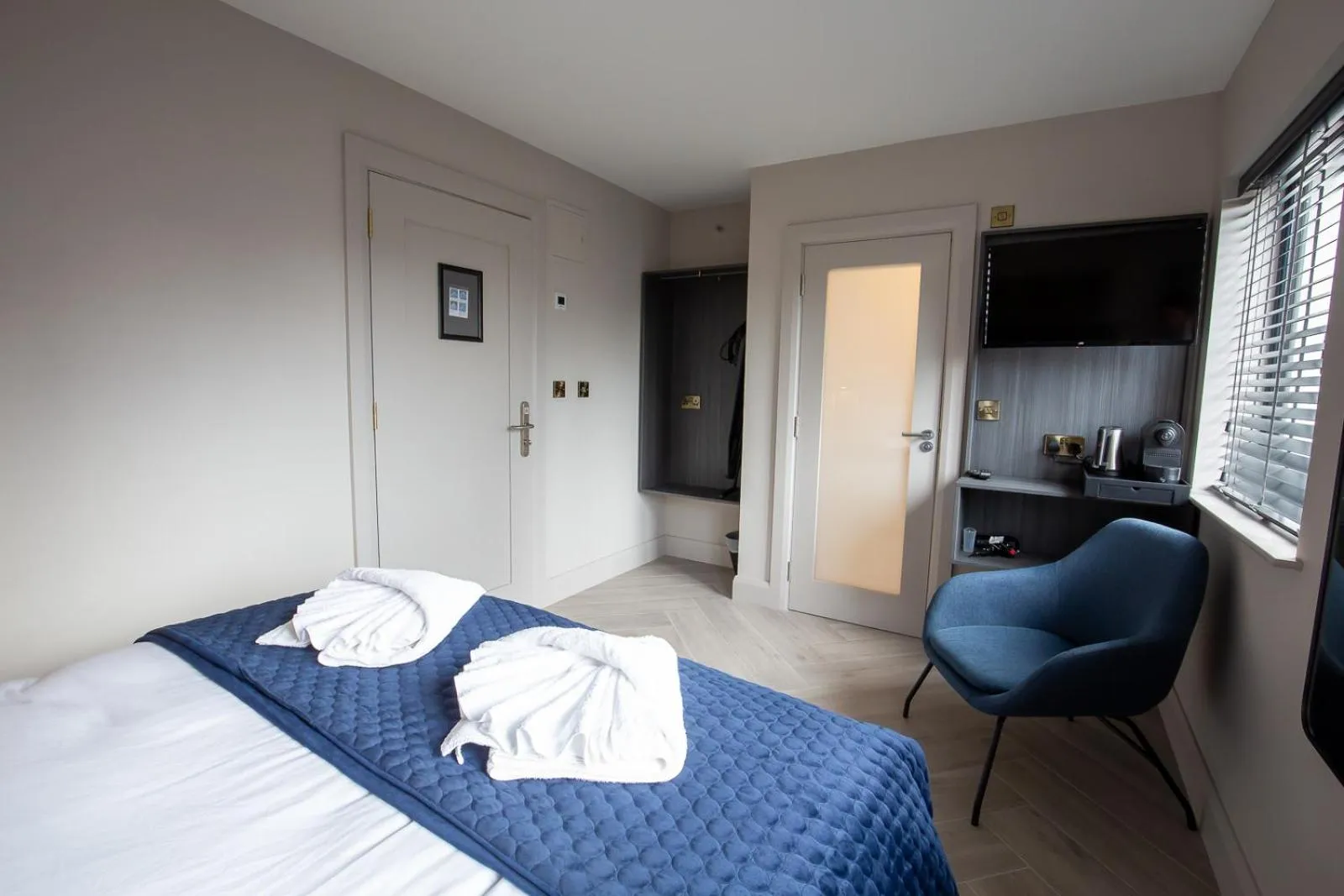 Bedroom, Bed in The Abbeygate Townhouse