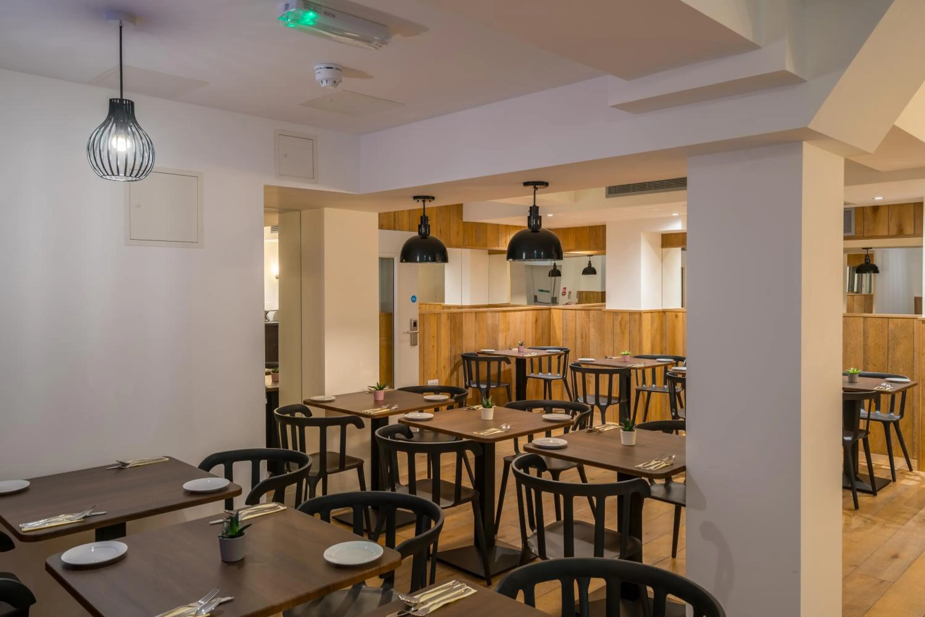 Restaurant/places to eat in Pelican London Hotel and Residence