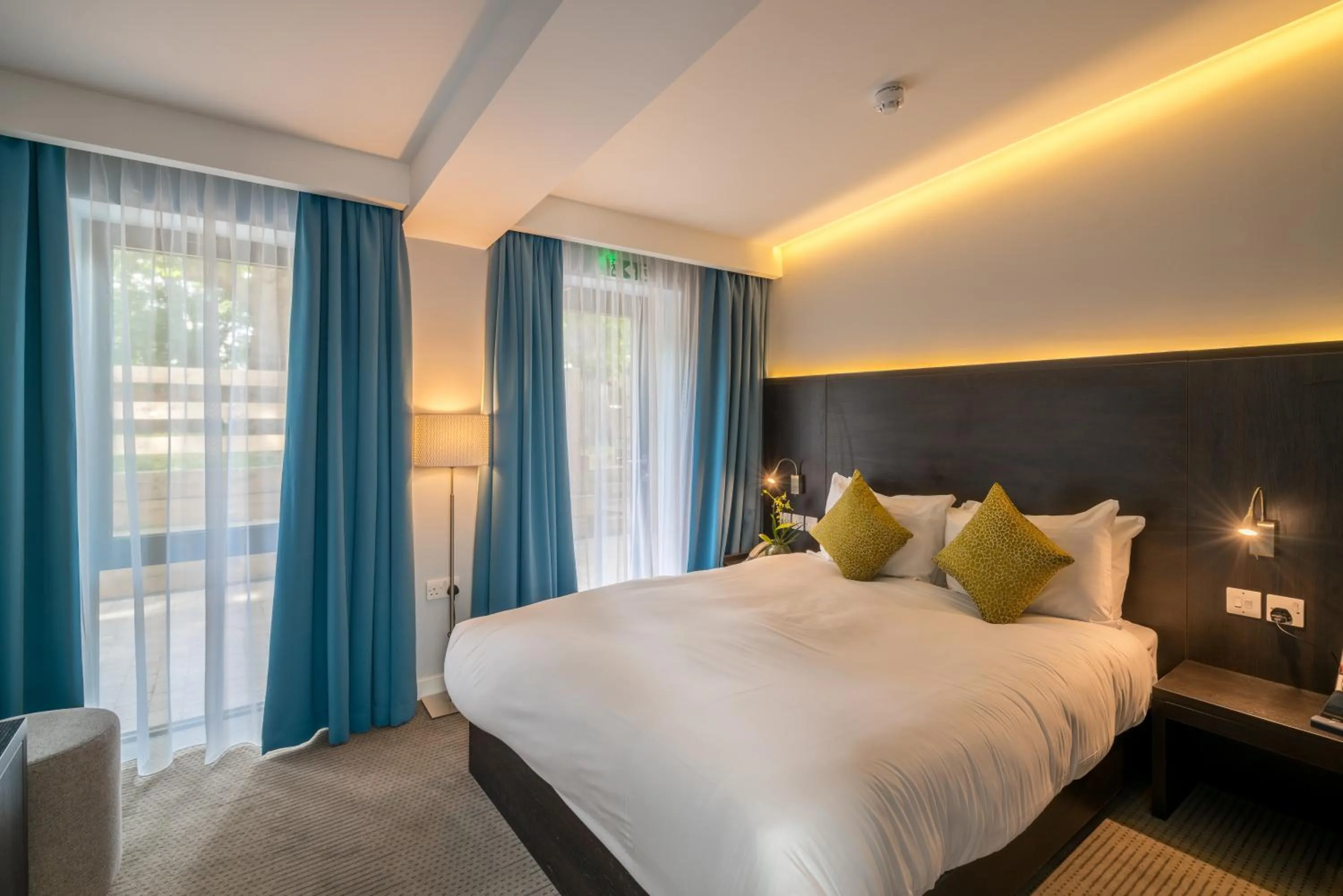 Bed in Pelican London Hotel and Residence