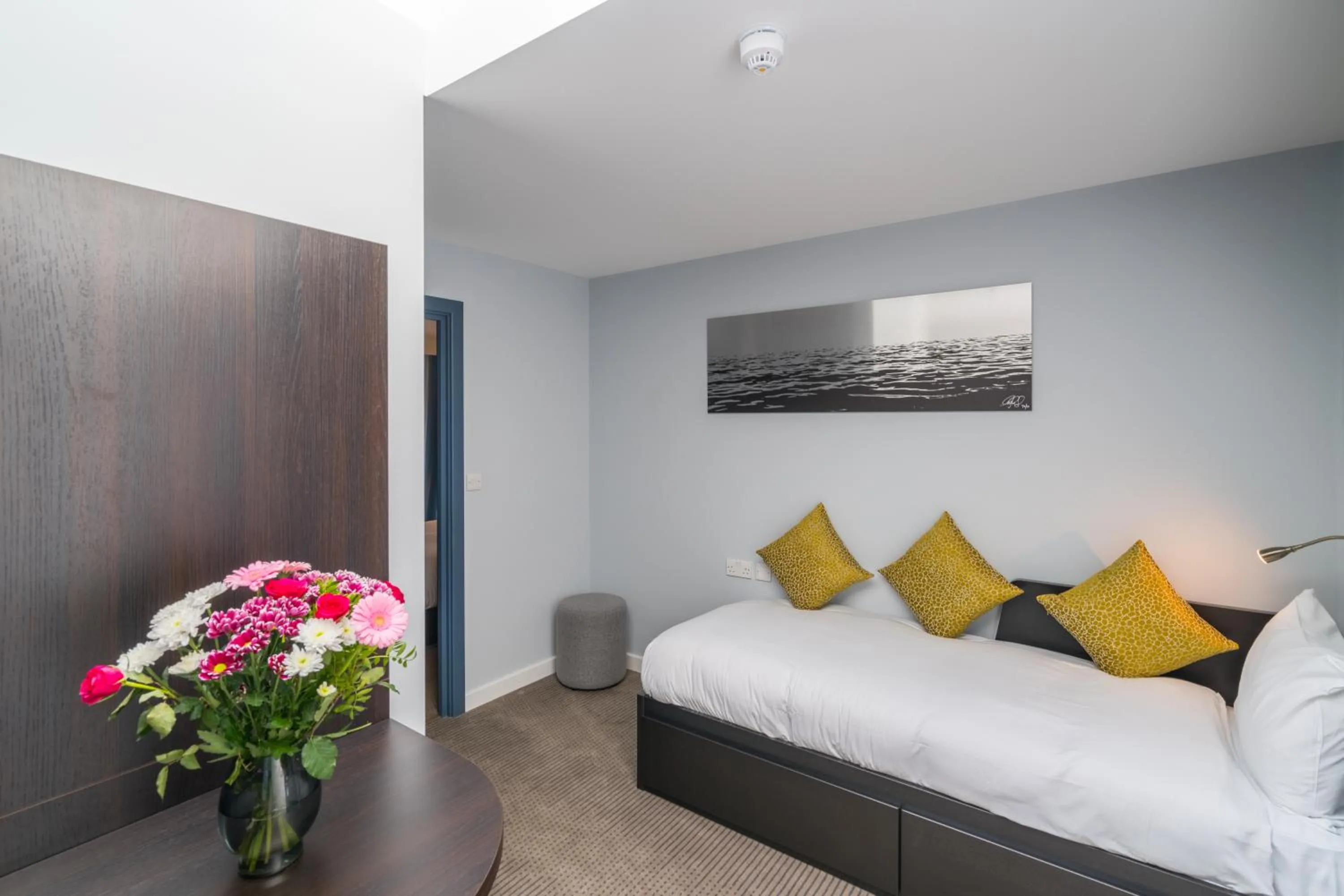 Bed in Pelican London Hotel and Residence