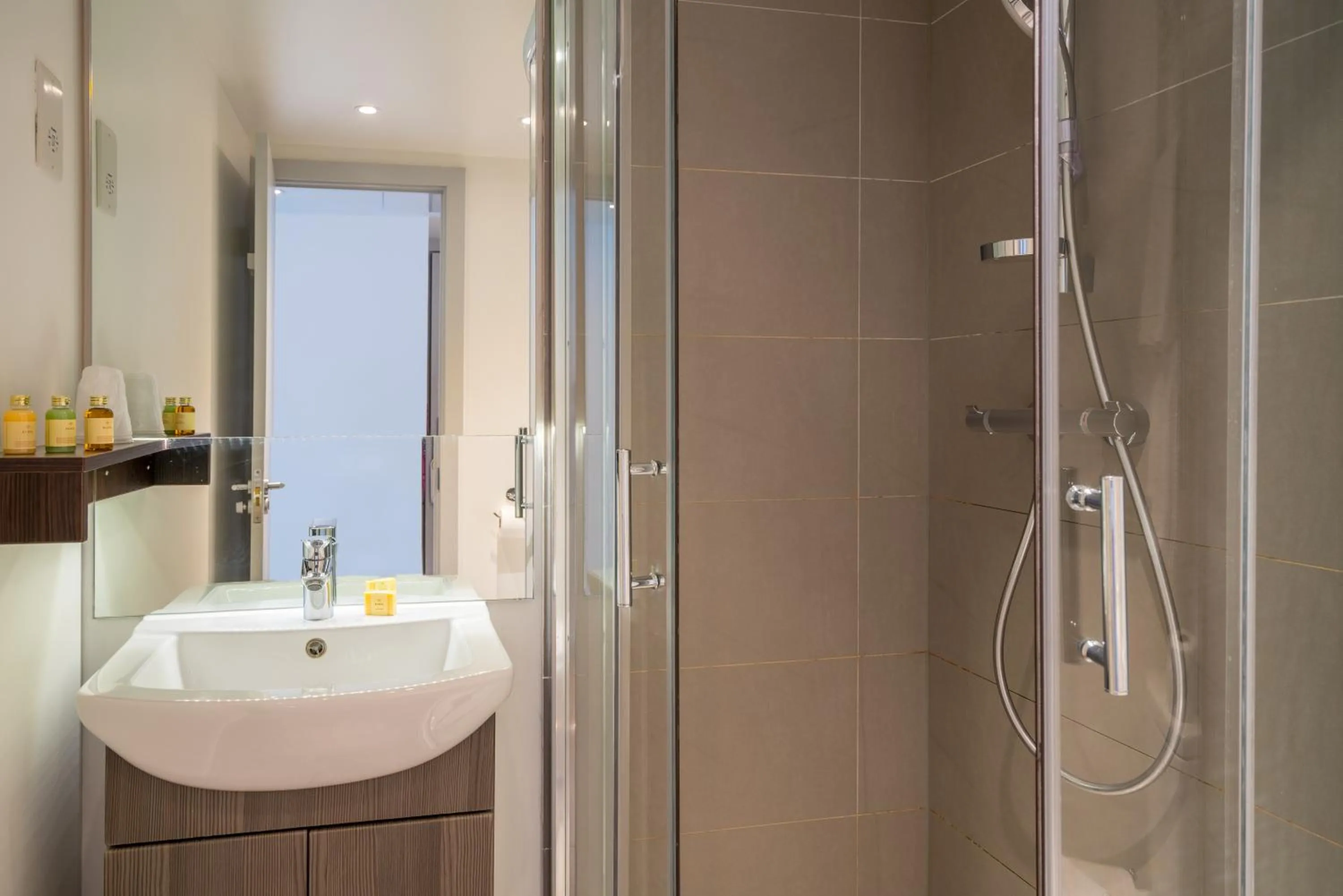 Pelican London Hotel and Residence