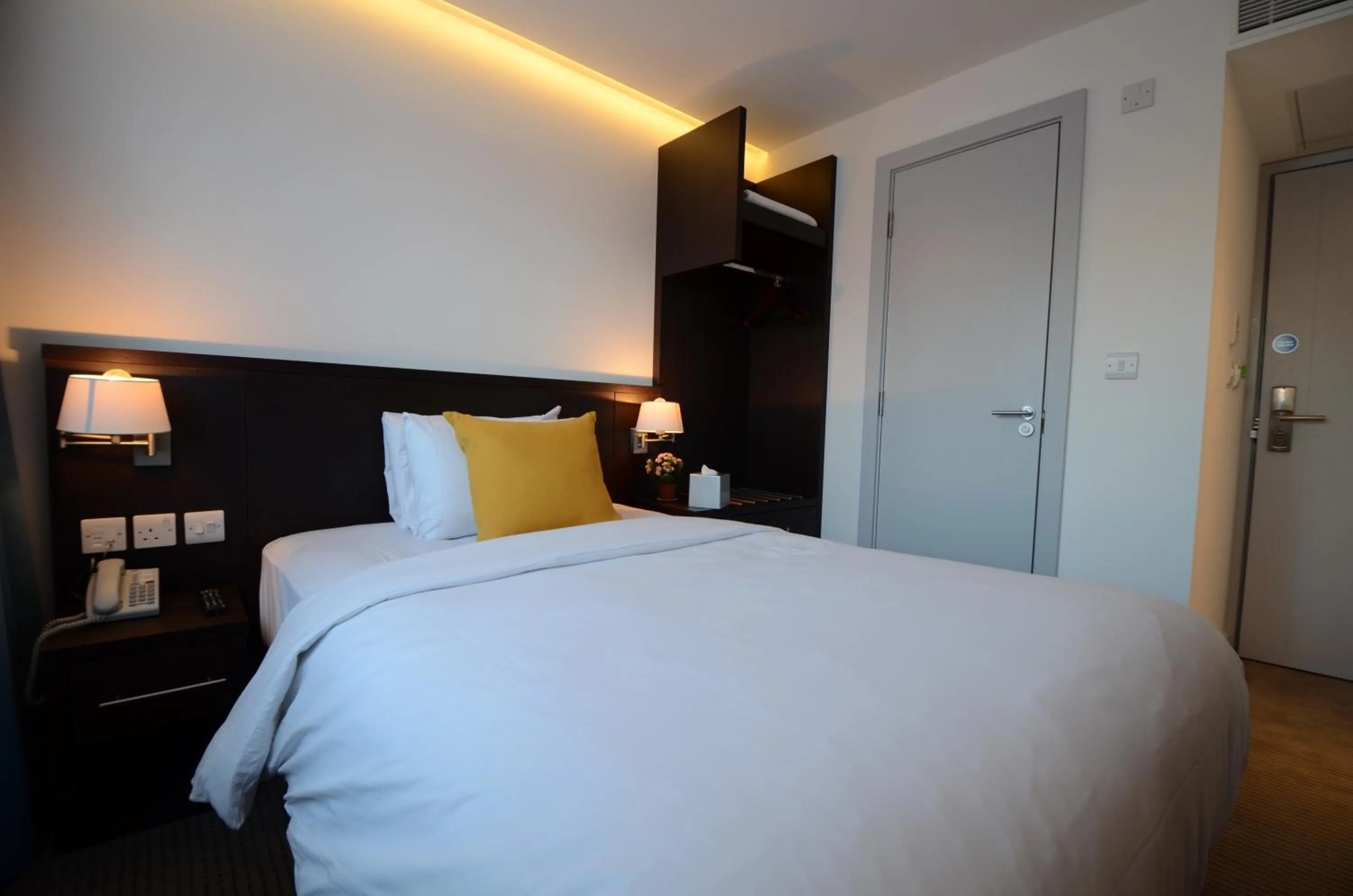 Photo of the whole room, Bed in Pelican London Hotel and Residence