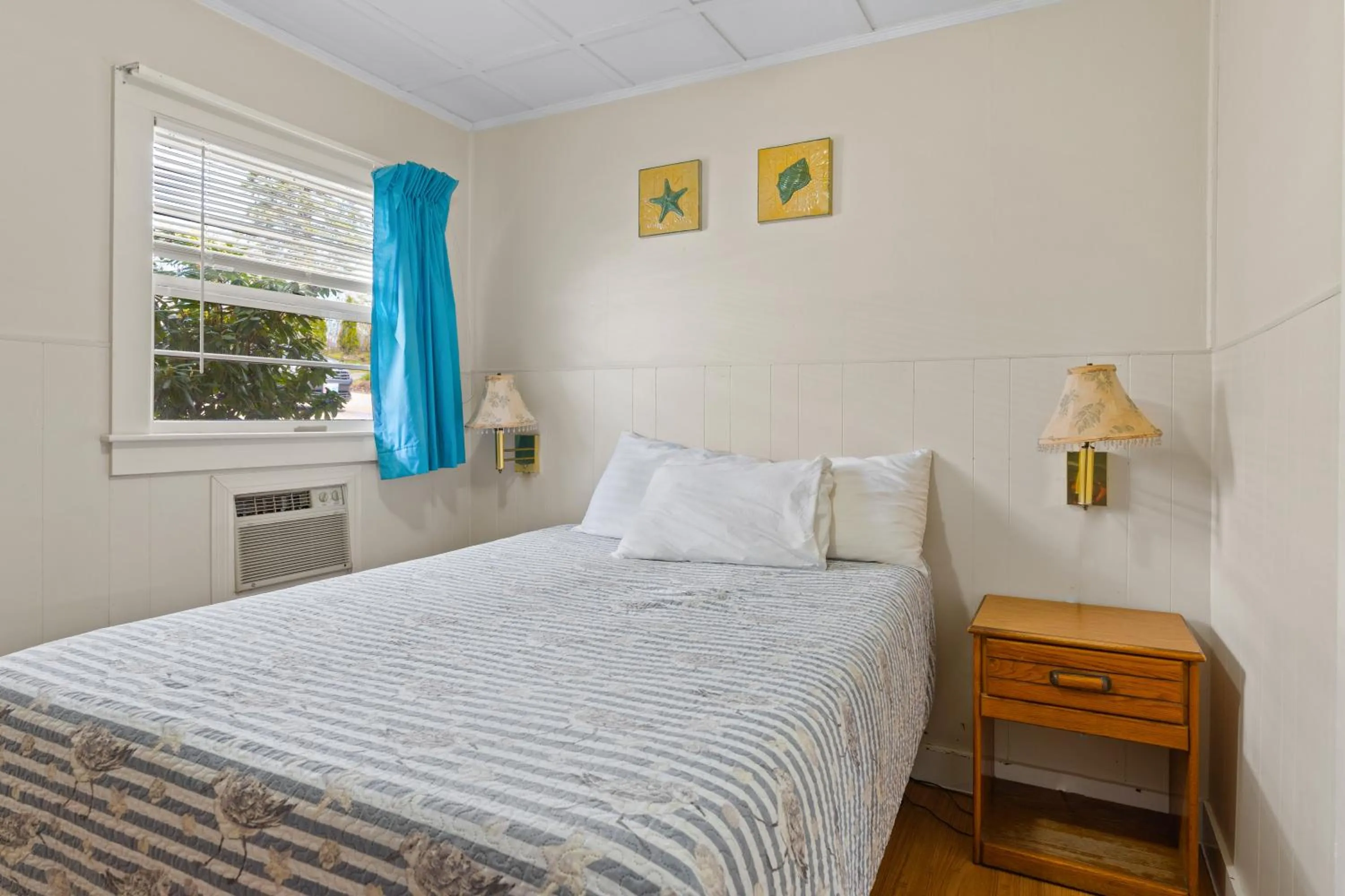 Bed in Beach Motel and Suites