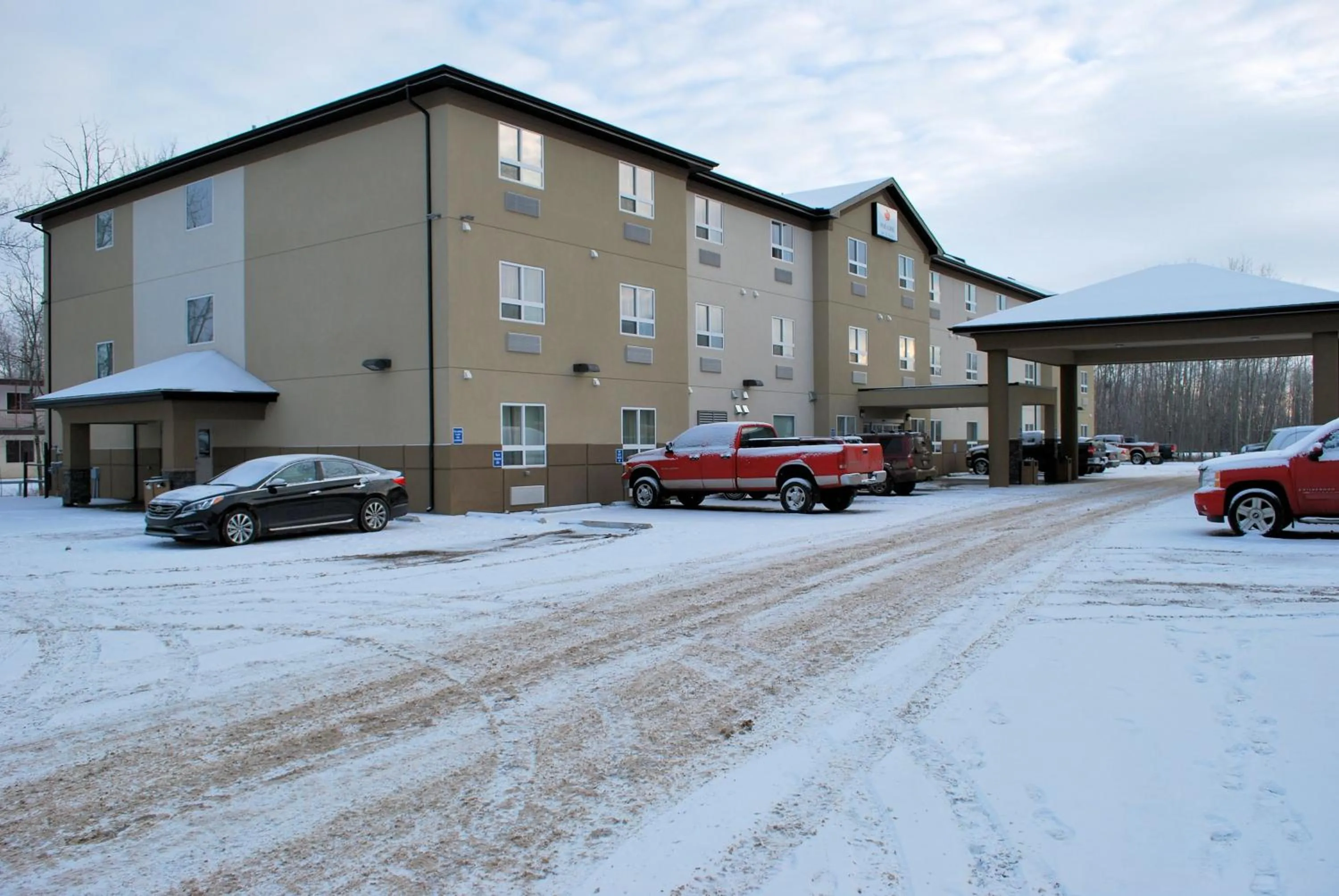 Property building in Paradise Inn and Suites Redwater