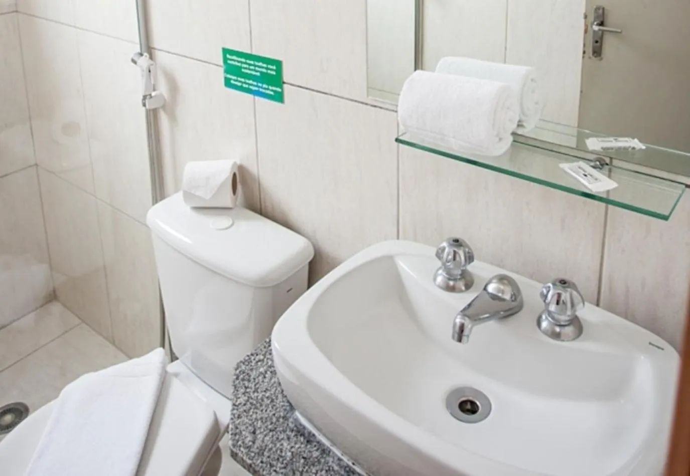 Toilet in Hotel Arujá