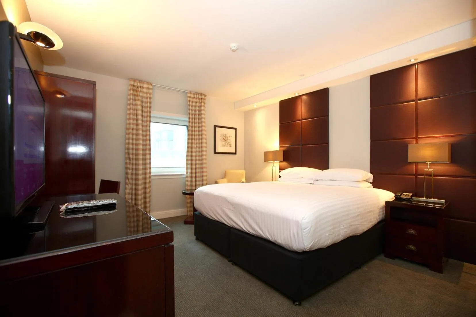 Communal lounge/ TV room, Bed in Millennium & Copthorne Hotels at Chelsea Football Club