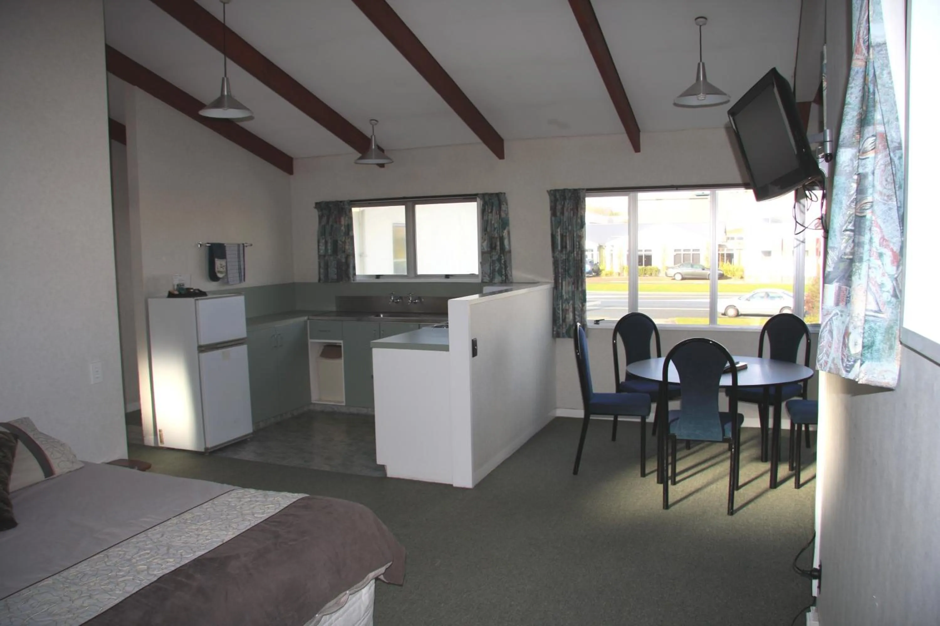 Kitchen or kitchenette in Kuirau Park Motor Lodge- Thermal Mineral pool