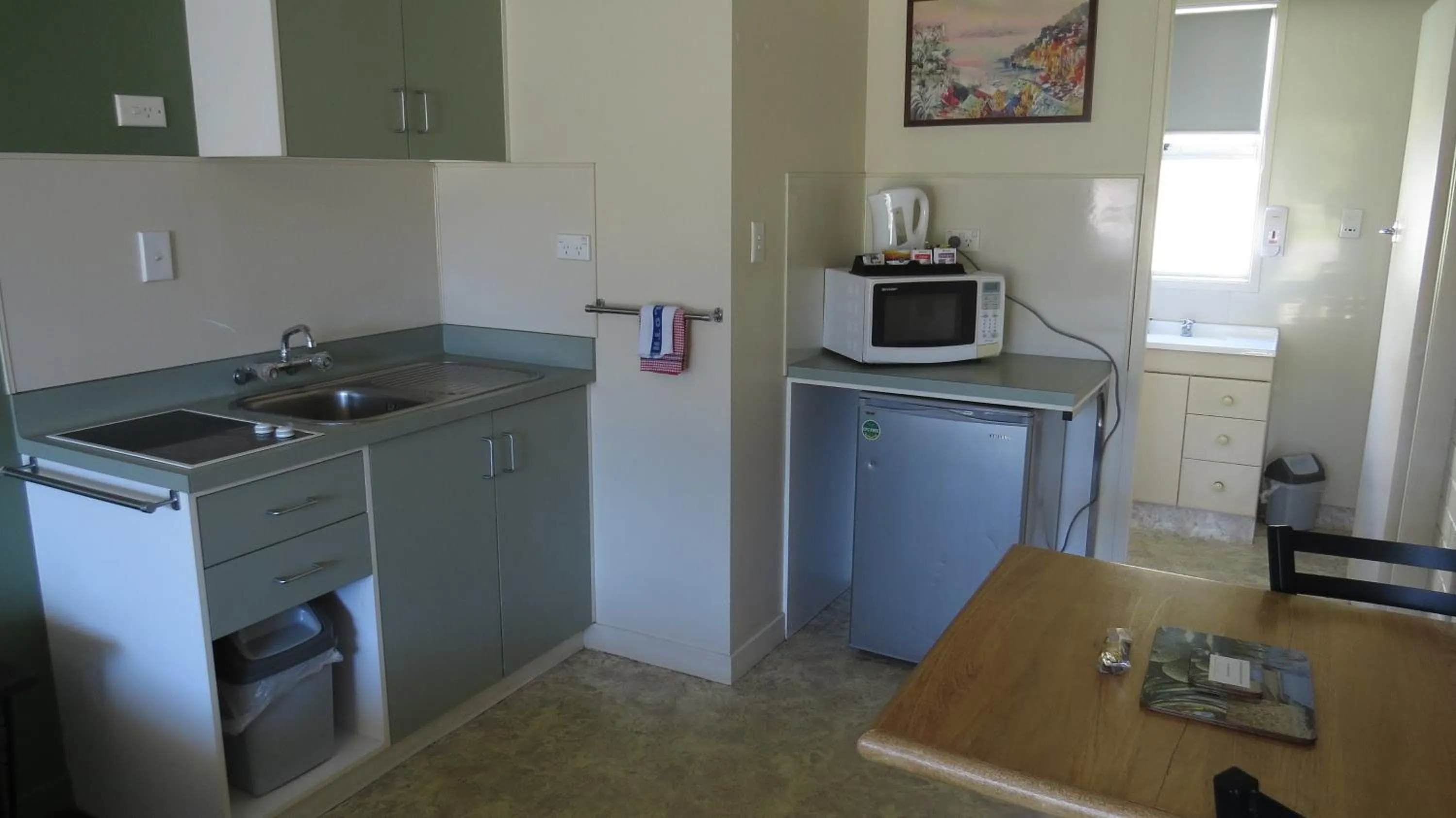 Kitchen or kitchenette in Kuirau Park Motor Lodge- Thermal Mineral pool