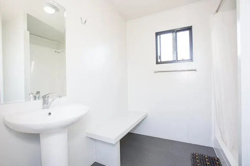 Single Bed in Mixed Dormitory Room in Mycow Accommodation Mackay Single Bed in Mixed Dormitory Room in Mycow Accommodation Mackay