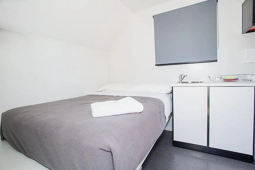 Kitchen or kitchenette, Bed in Mycow Accommodation Mackay