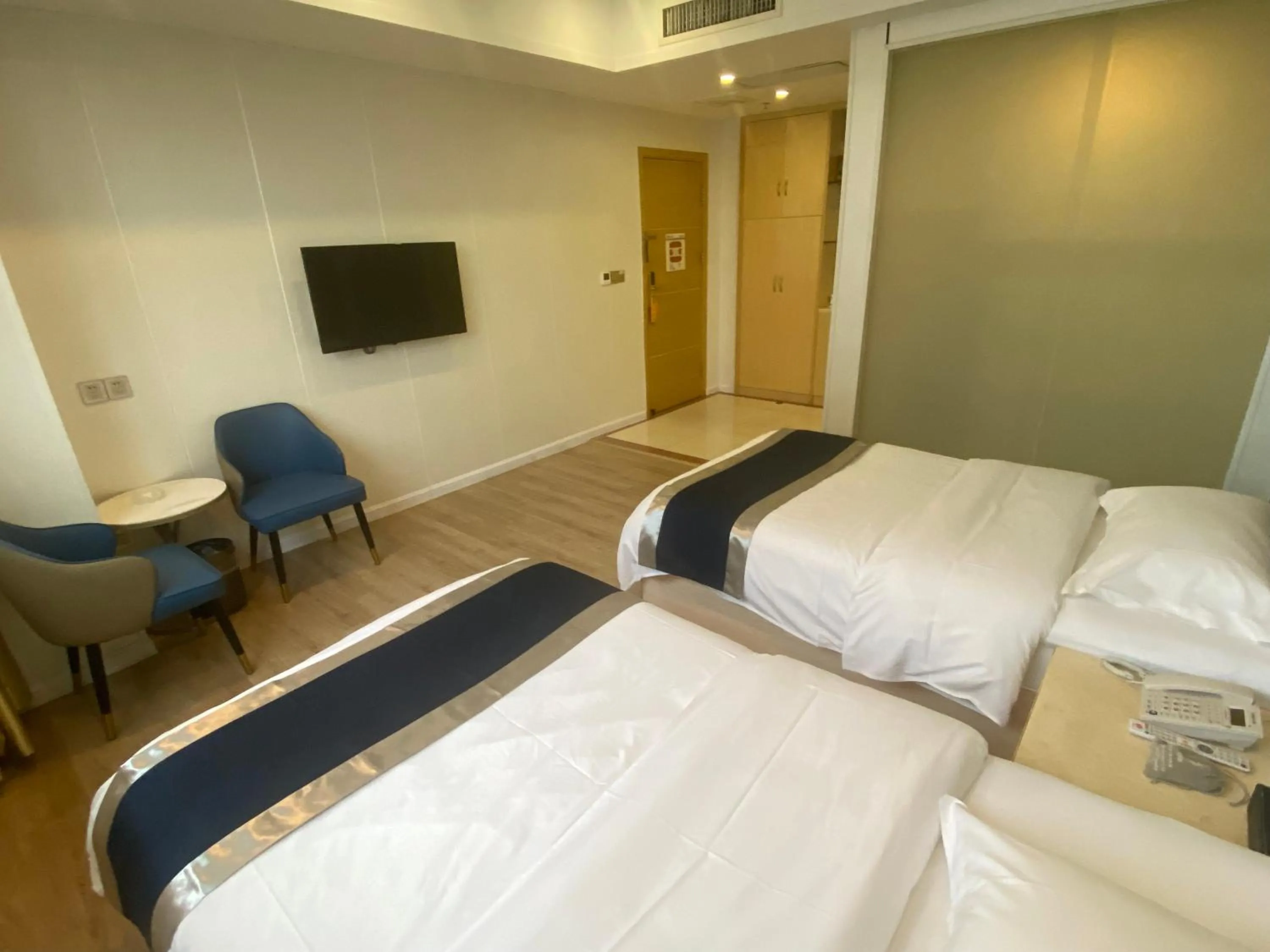 Bed in Green Island Holiday Hotel