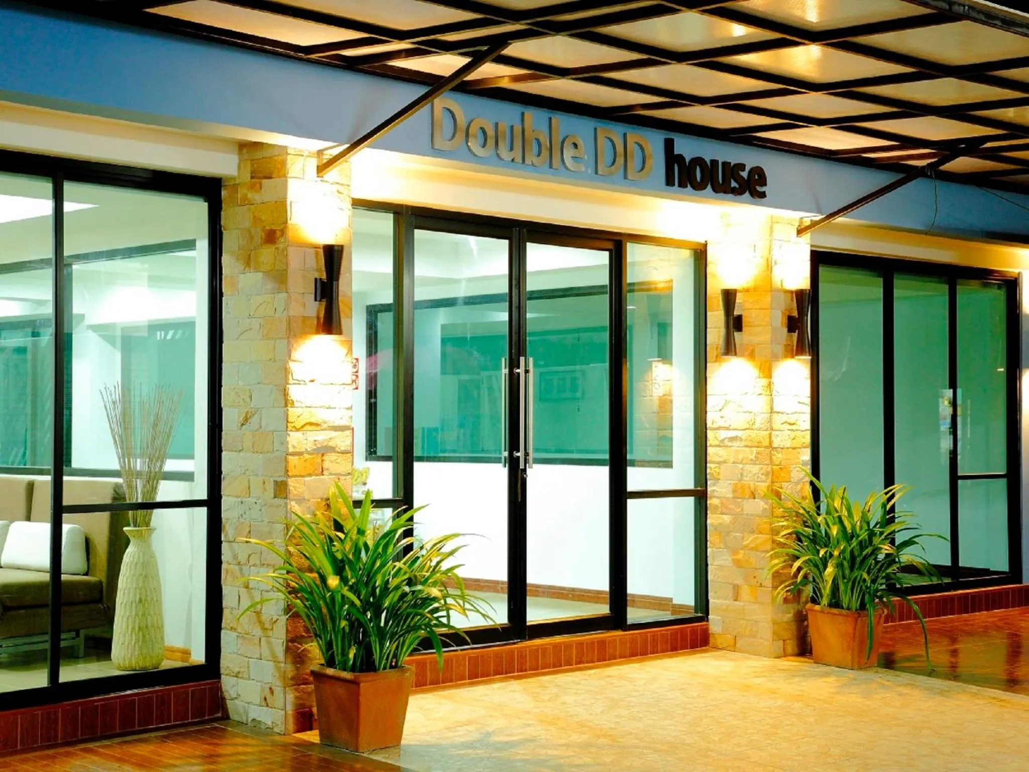 Facade/entrance in Double DD House at MRT Sutthisarn